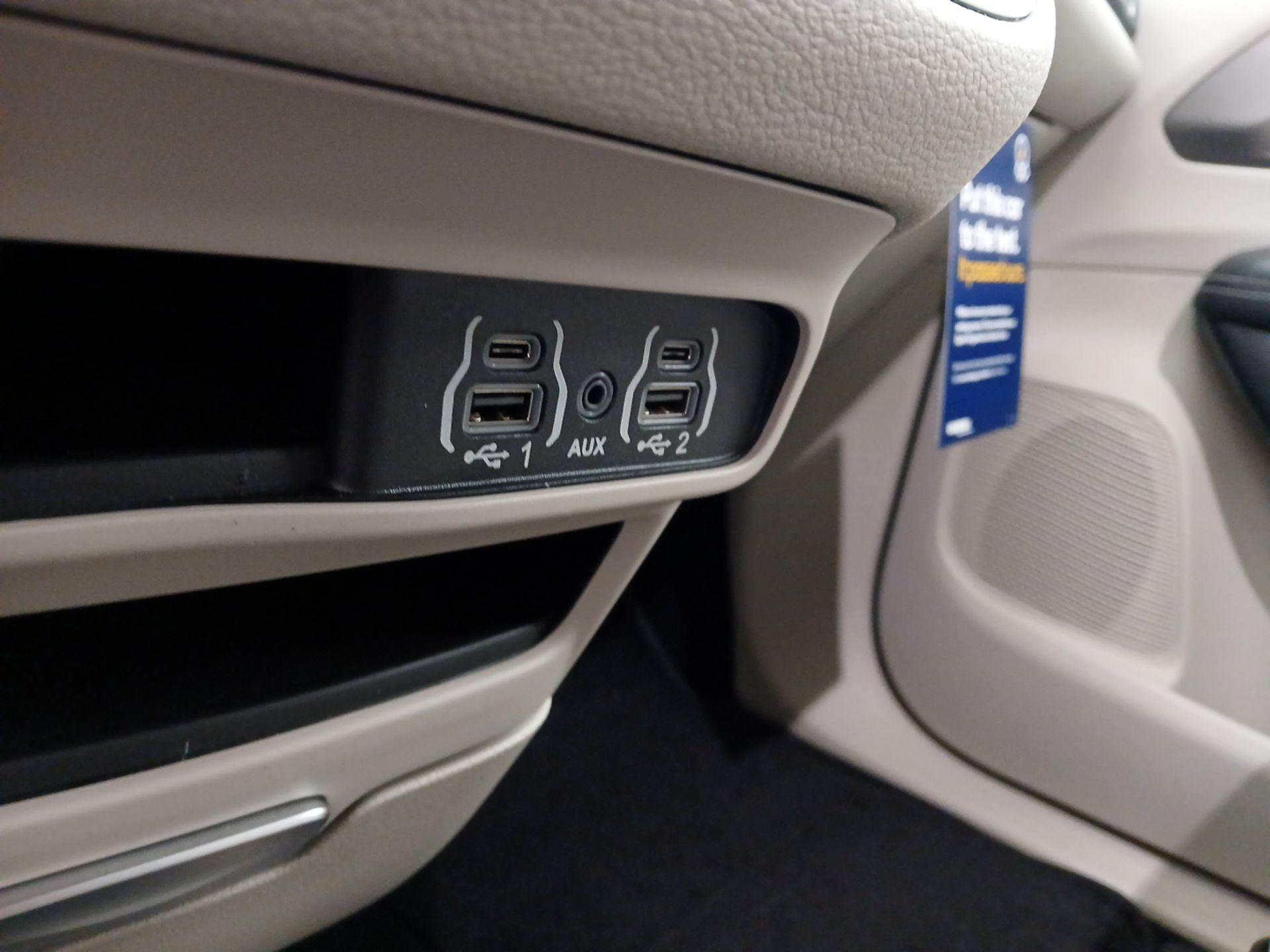 Thumbnail: 2021 Chrysler Pacifica - 18