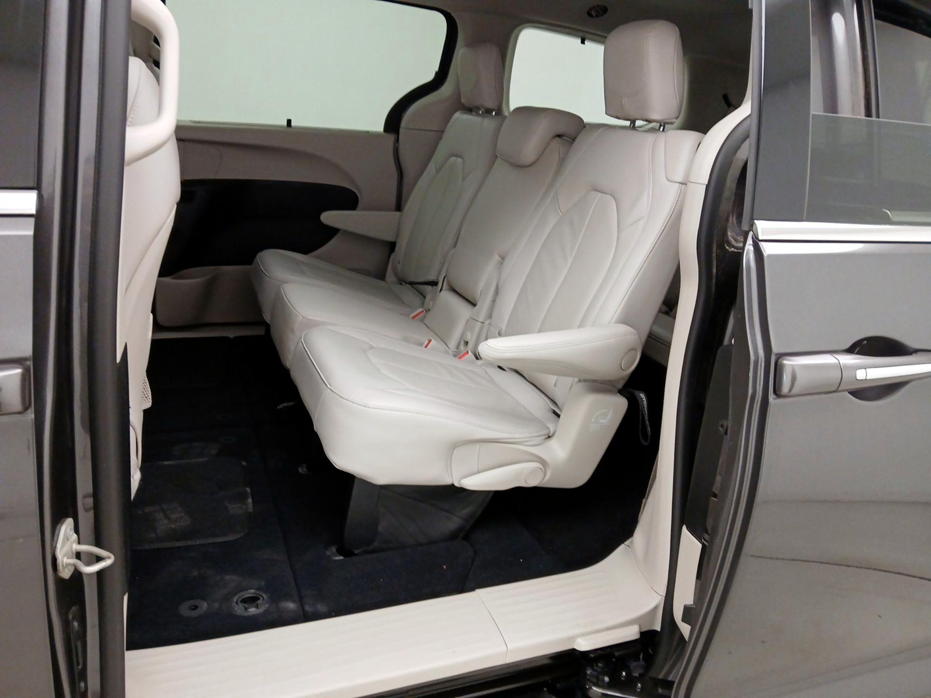 Thumbnail: 2021 Chrysler Pacifica - 19