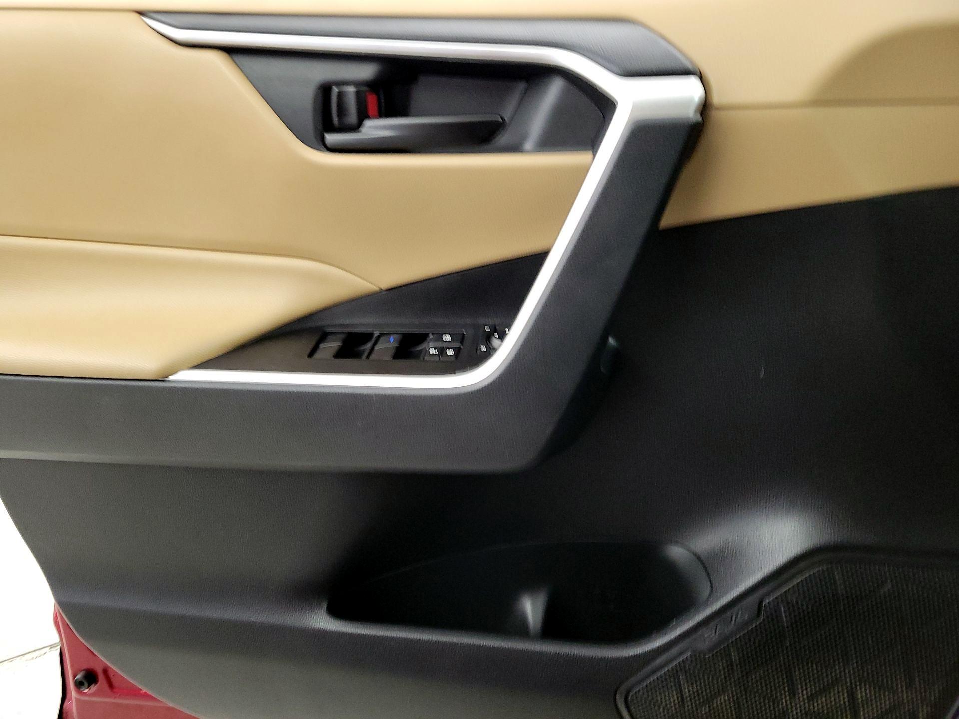 Thumbnail: 2020 Toyota RAV4 - 12