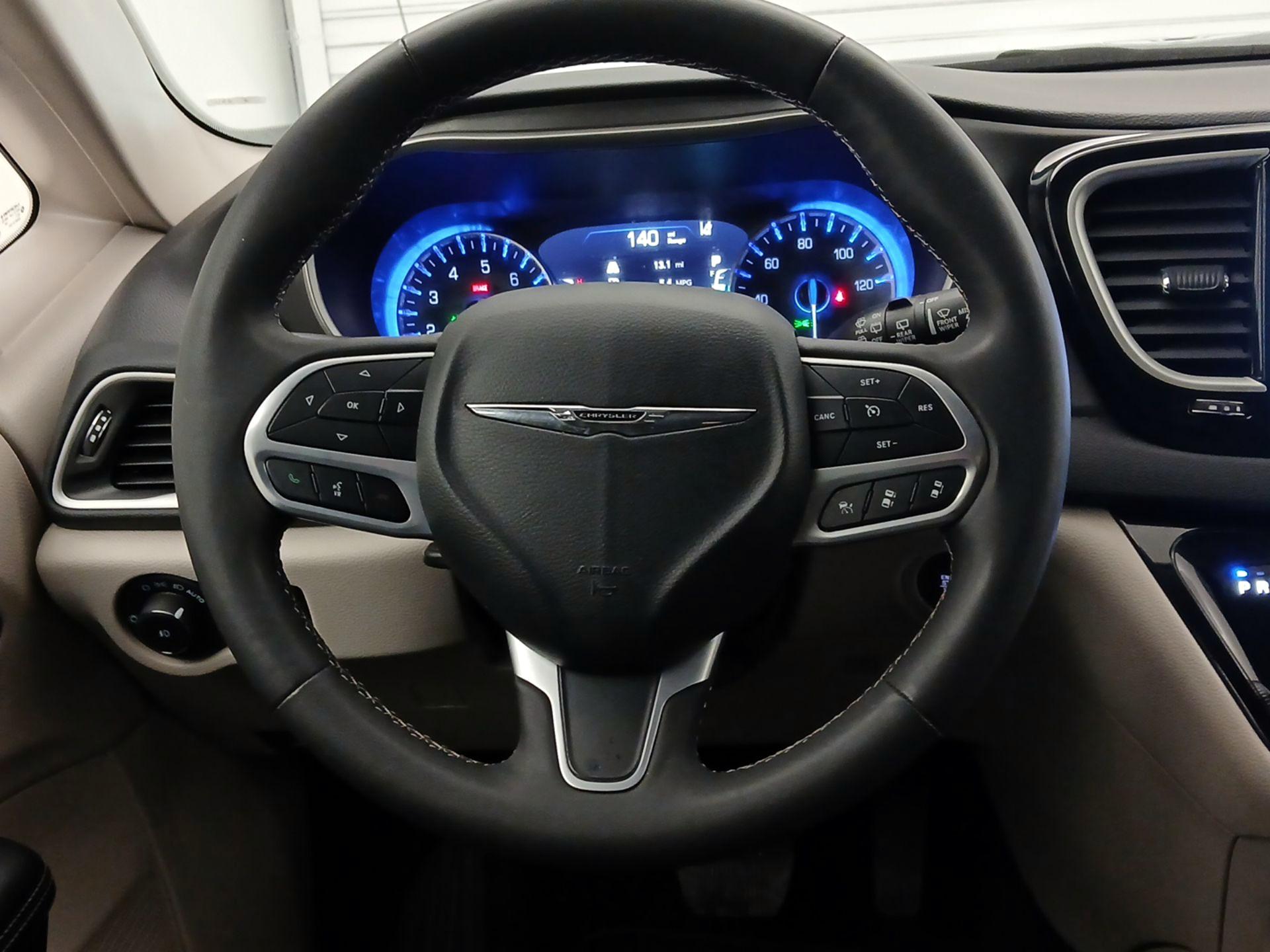 Thumbnail: 2023 Chrysler Pacifica - 10