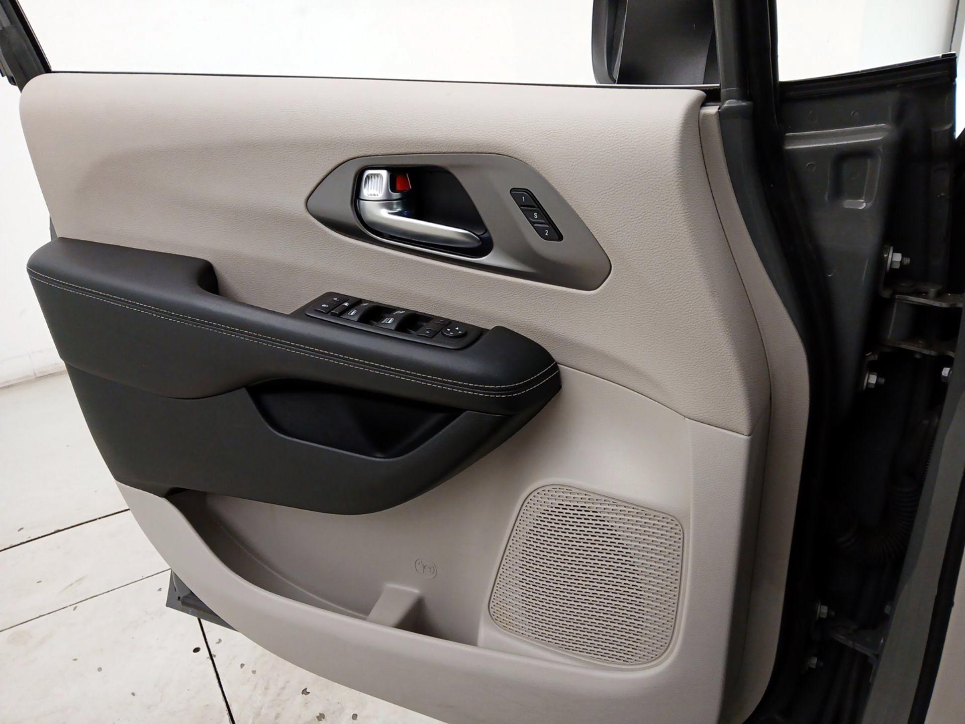 Thumbnail: 2023 Chrysler Pacifica - 12