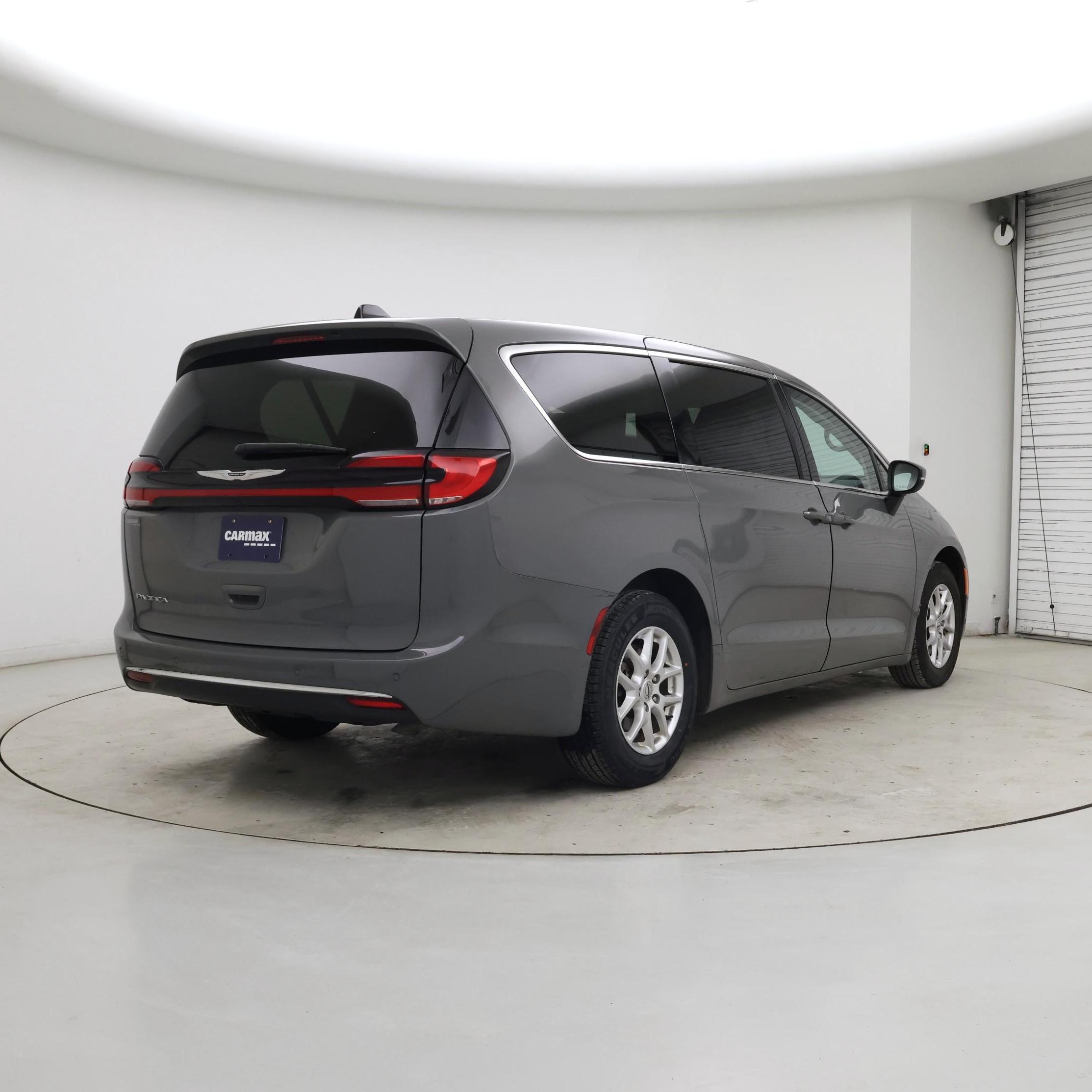 Thumbnail: 2023 Chrysler Pacifica - 8