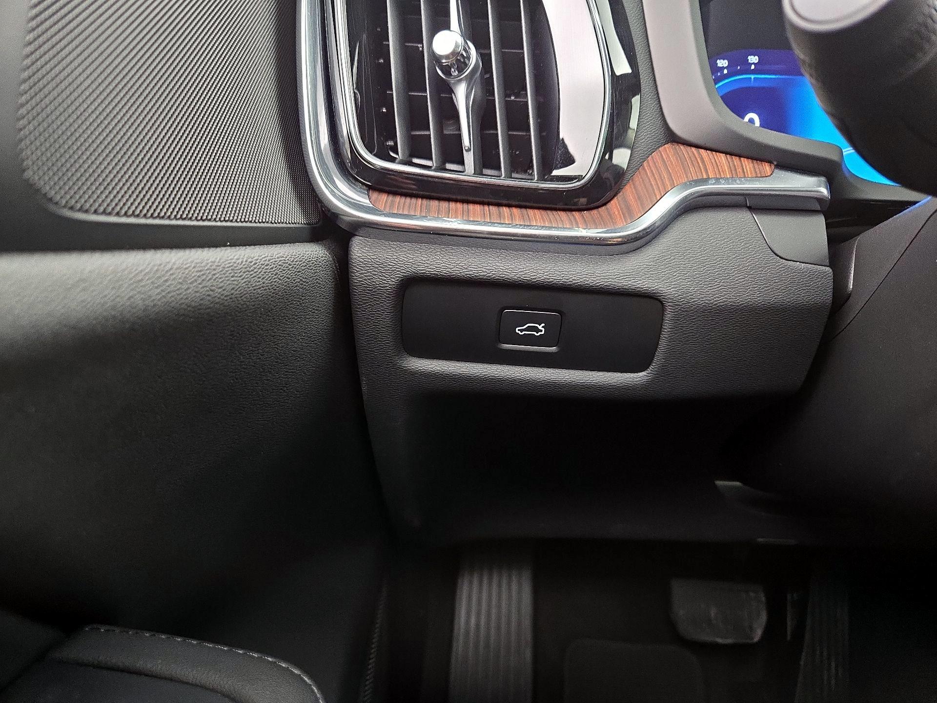 Thumbnail: 2025 Volvo S60 - 13