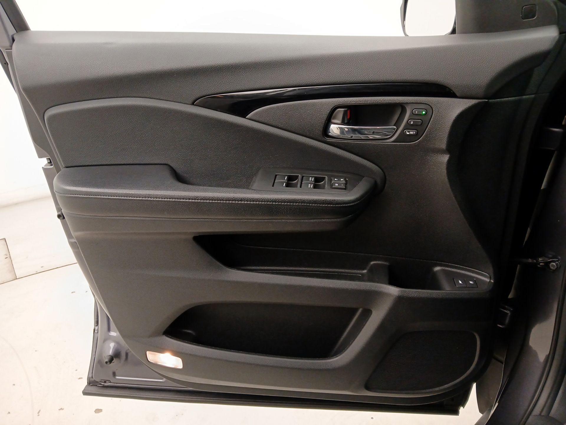 Thumbnail: 2018 Honda Pilot - 12