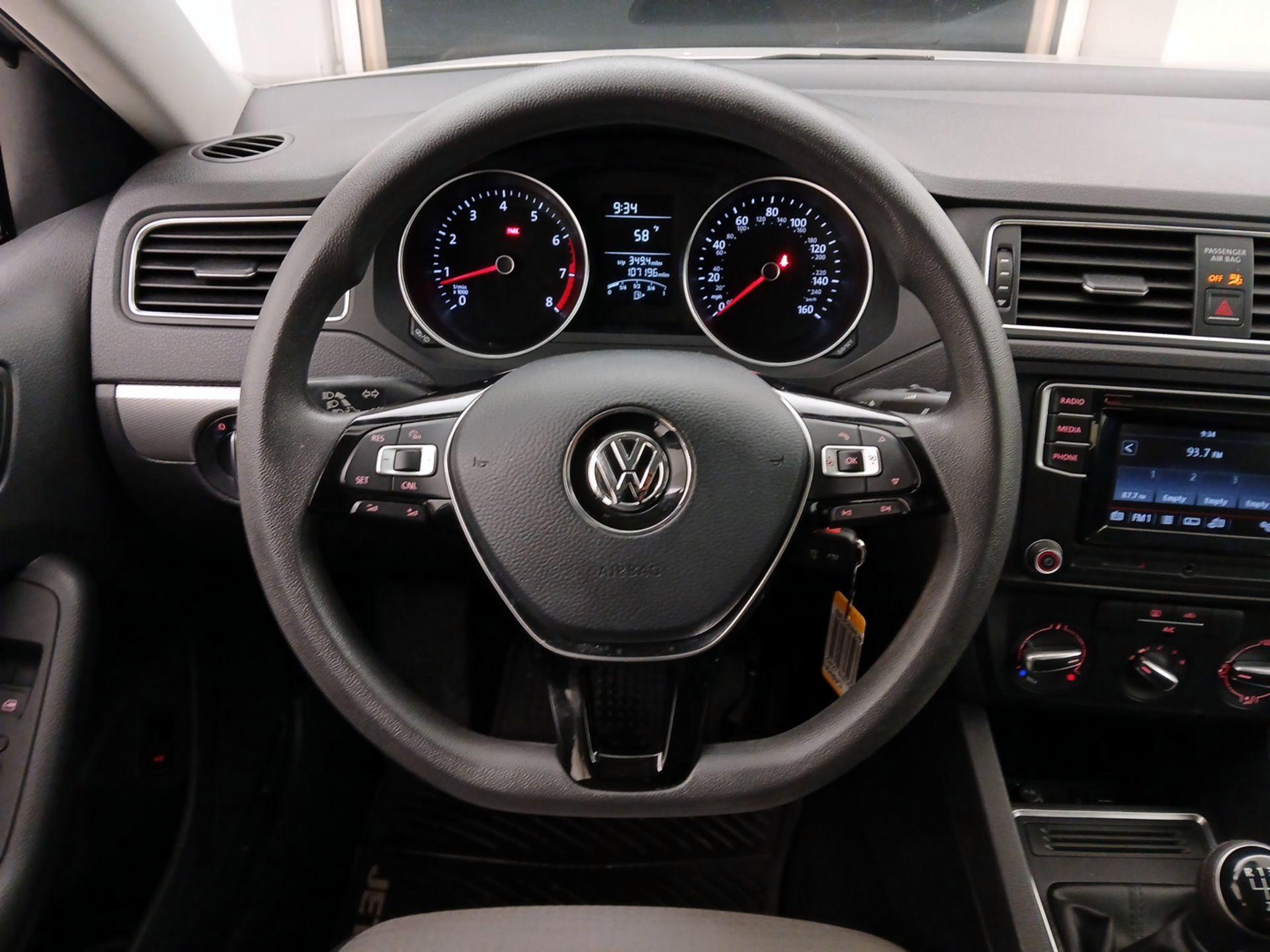 Thumbnail: 2017 Volkswagen Jetta - 10
