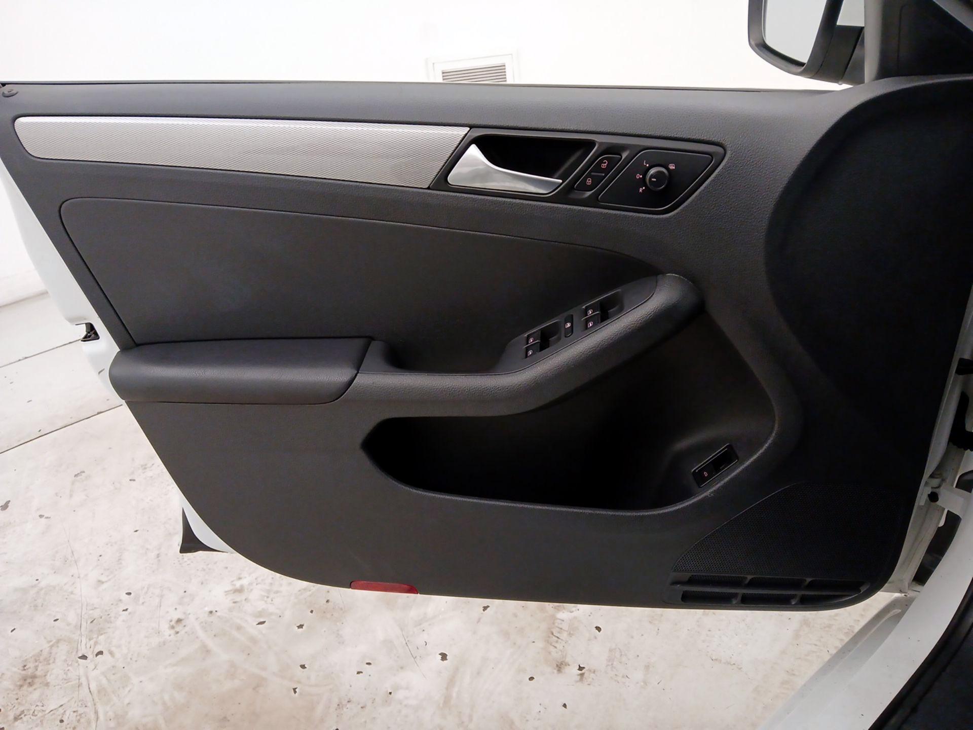 Thumbnail: 2017 Volkswagen Jetta - 12