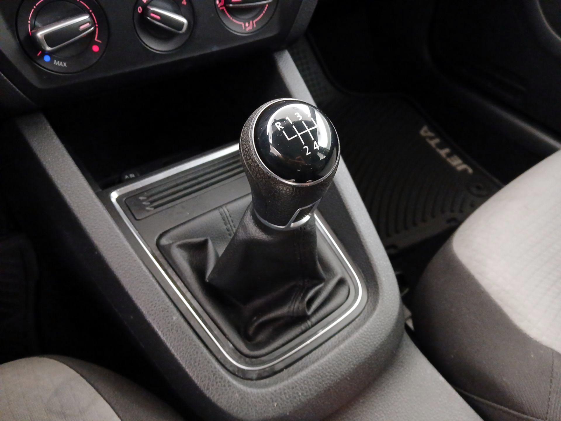 Thumbnail: 2017 Volkswagen Jetta - 16