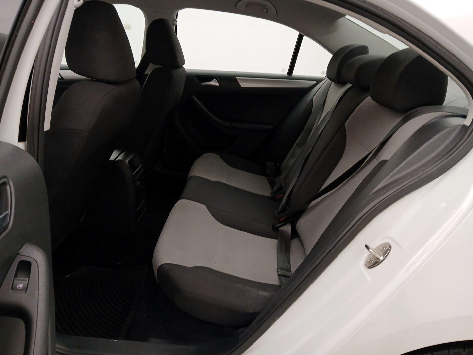 Thumbnail: 2017 Volkswagen Jetta - 18