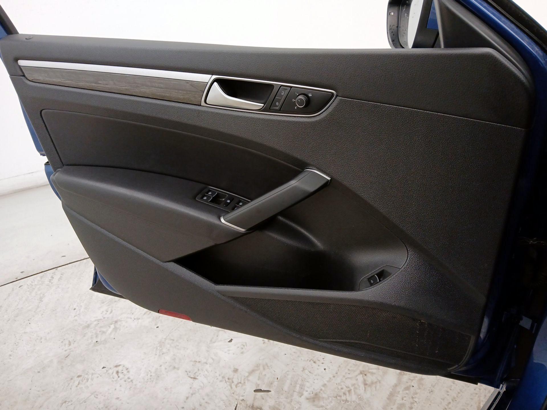 Thumbnail: 2016 Volkswagen Passat - 12