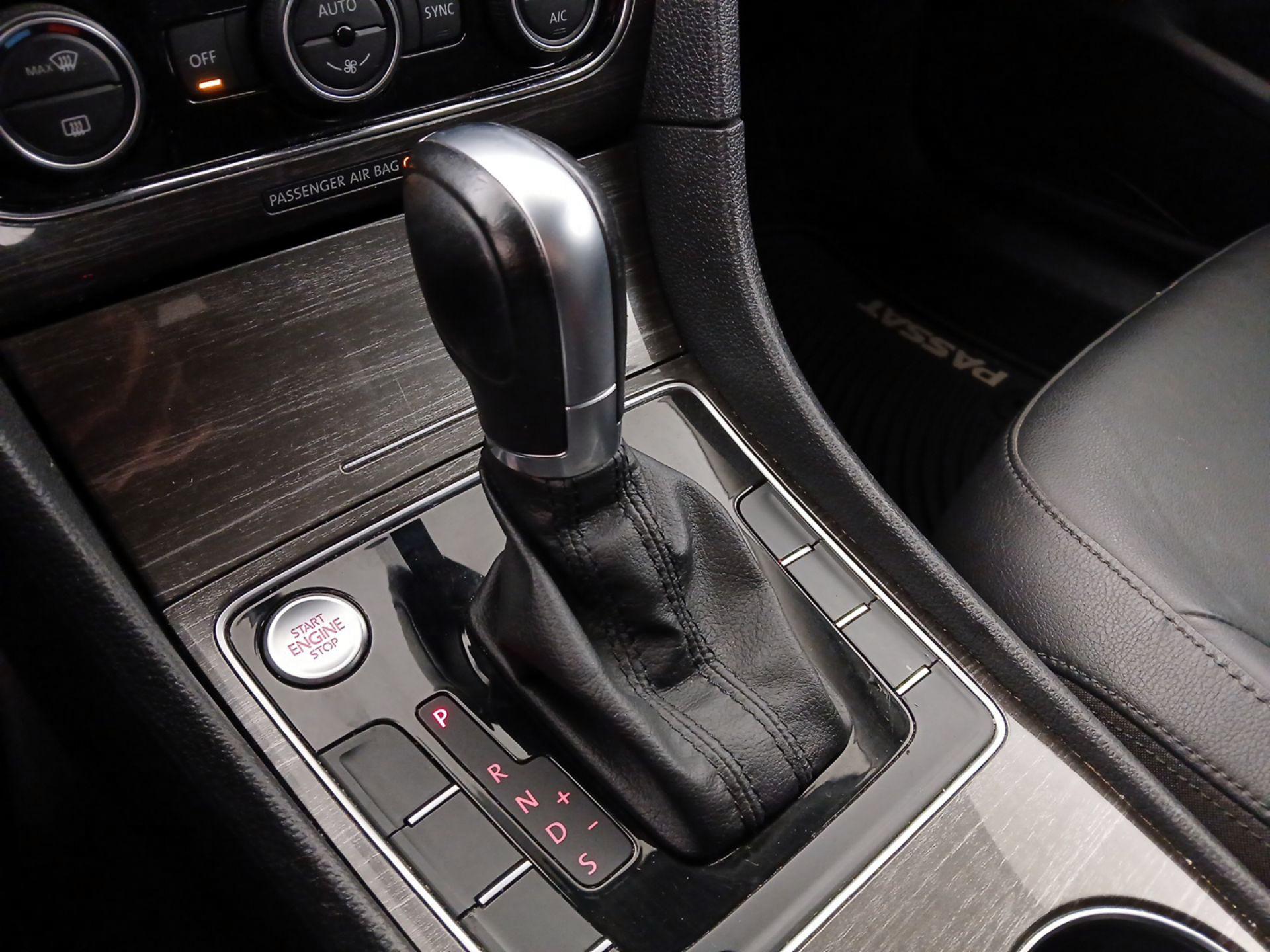 Thumbnail: 2016 Volkswagen Passat - 18