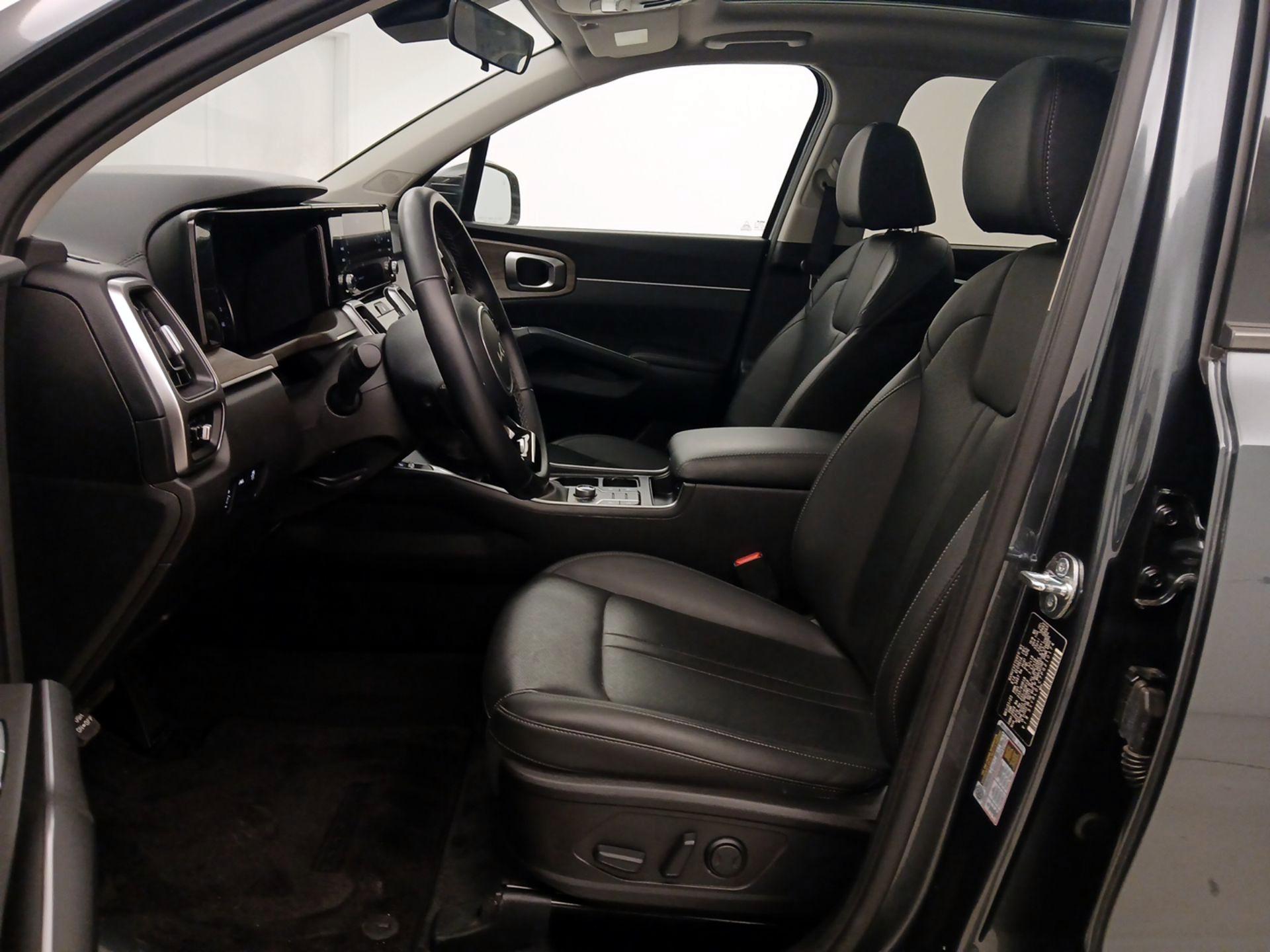 Thumbnail: 2023 Kia Sorento - 11