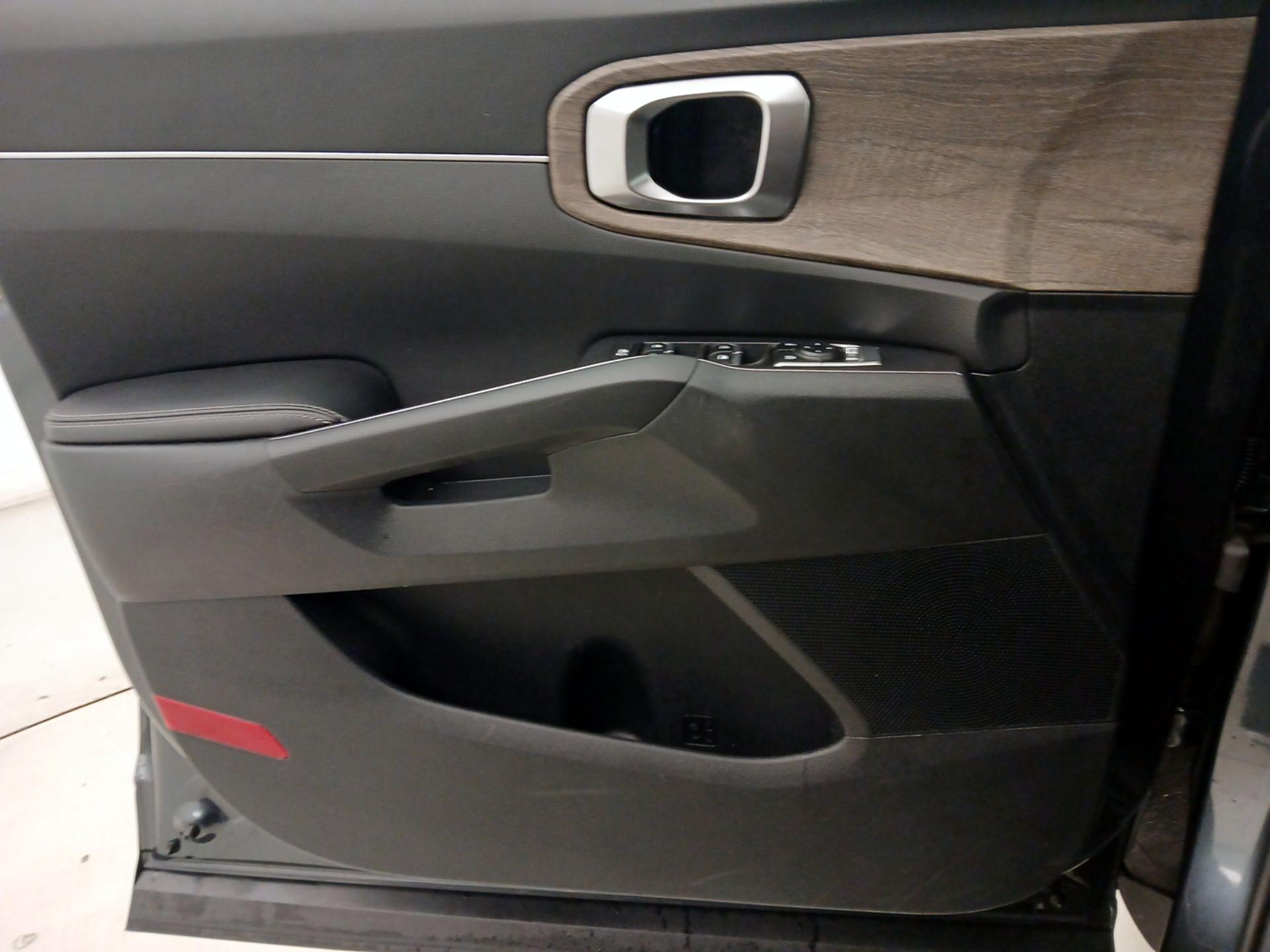 Thumbnail: 2023 Kia Sorento - 12