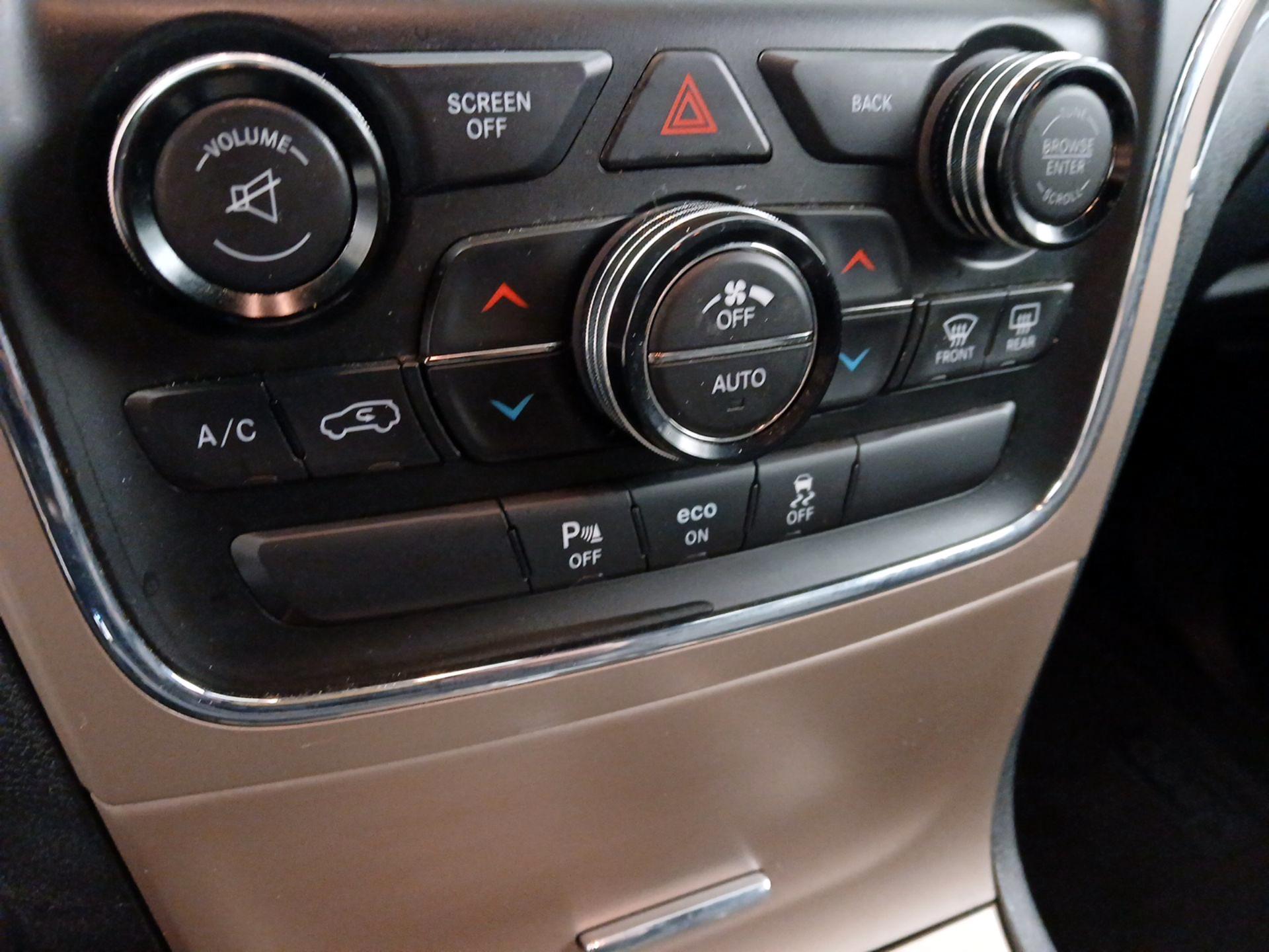 Thumbnail: 2015 Jeep Grand Cherokee - 17