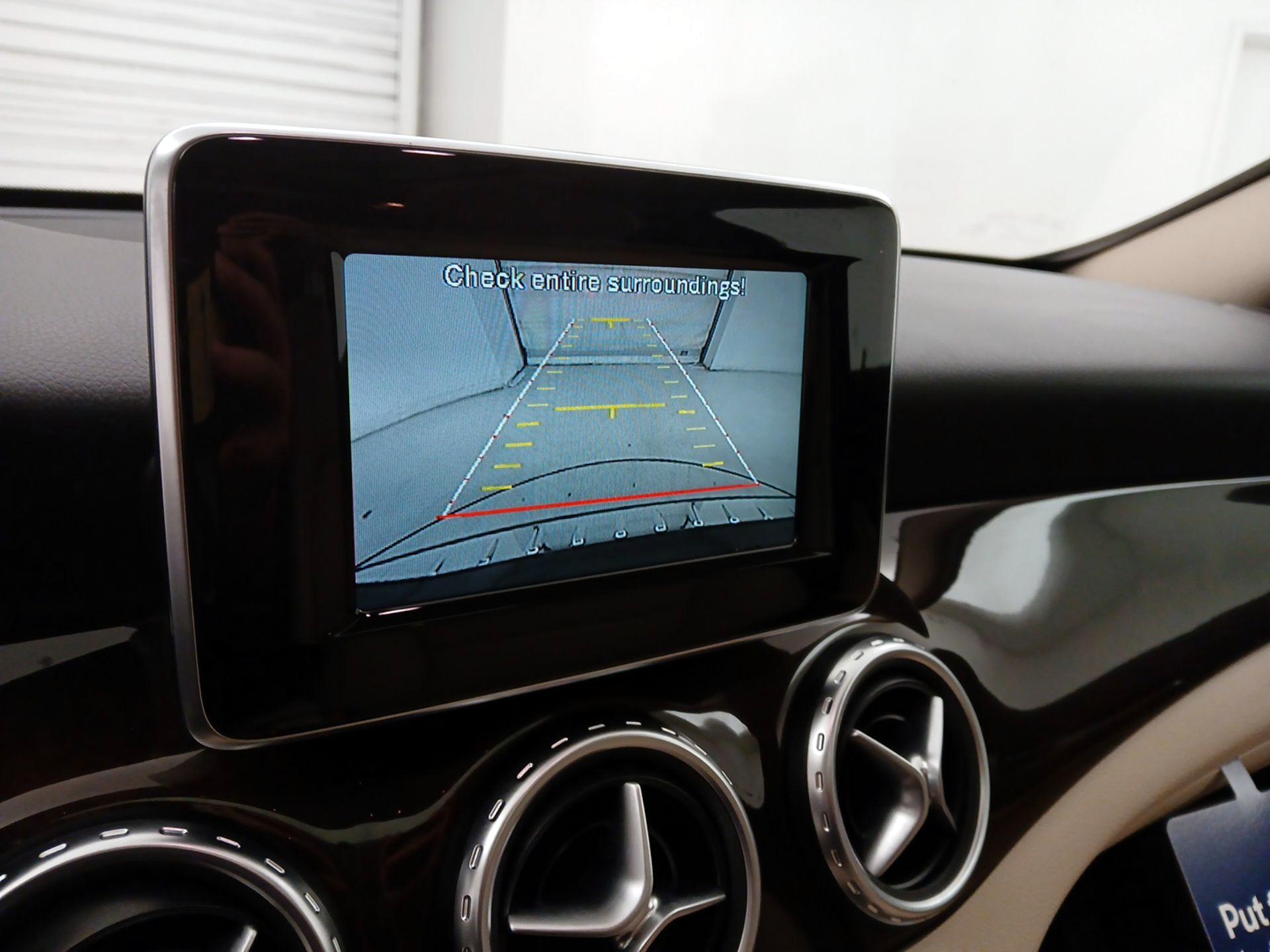 Thumbnail: 2015 Mercedes-Benz GLA - 15