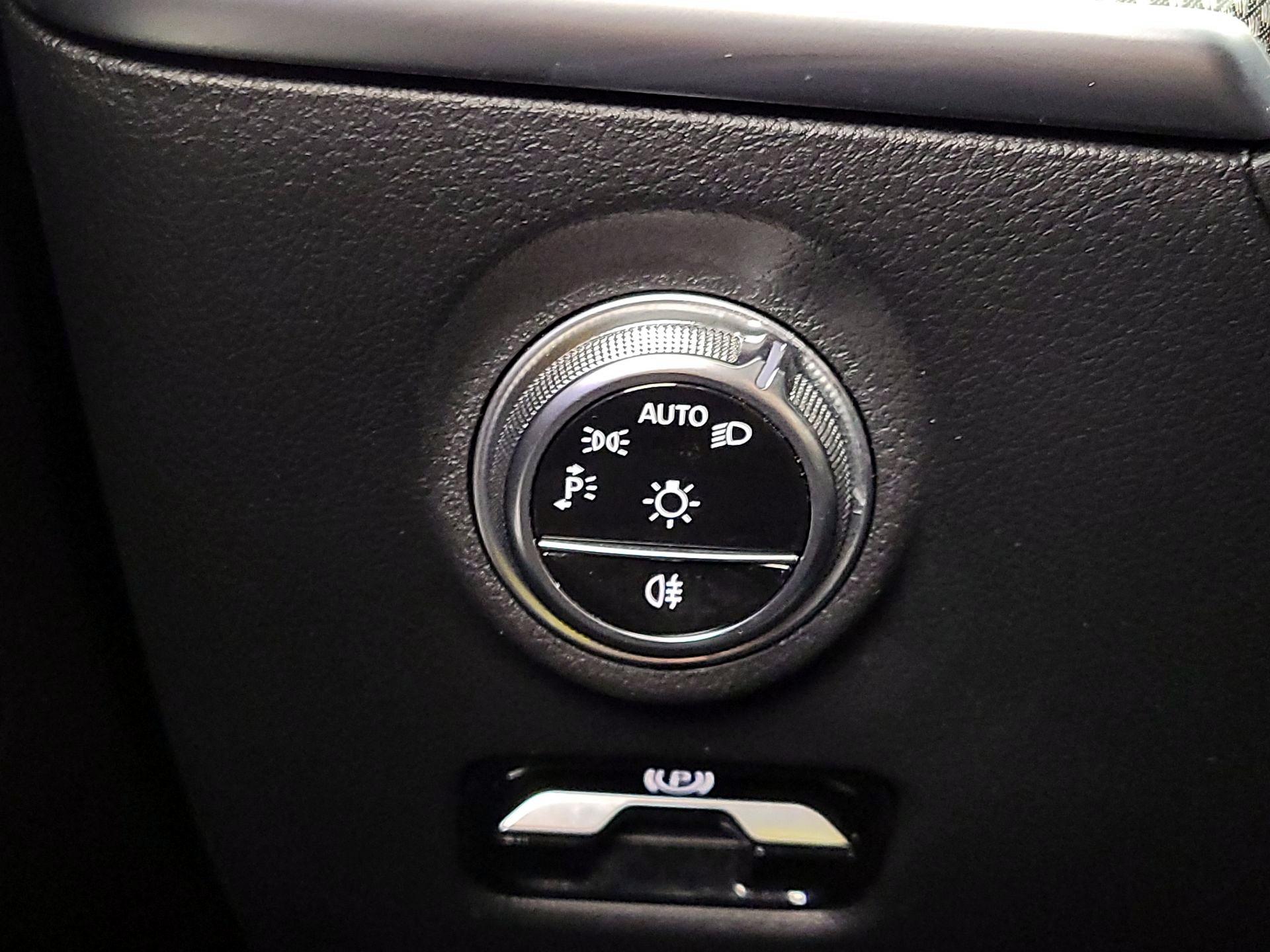 Thumbnail: 2023 Mercedes-Benz C-Class - 13