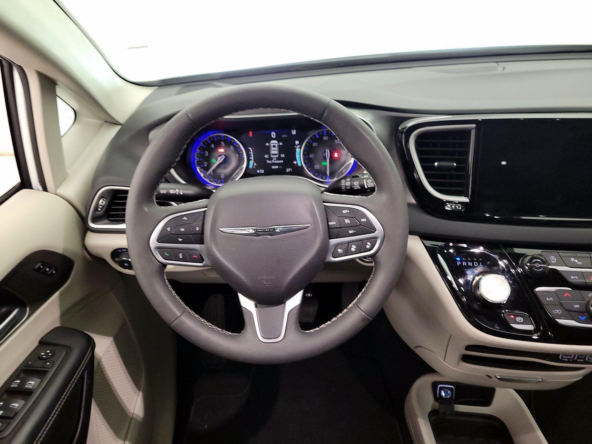 Thumbnail: 2024 Chrysler Pacifica - 10