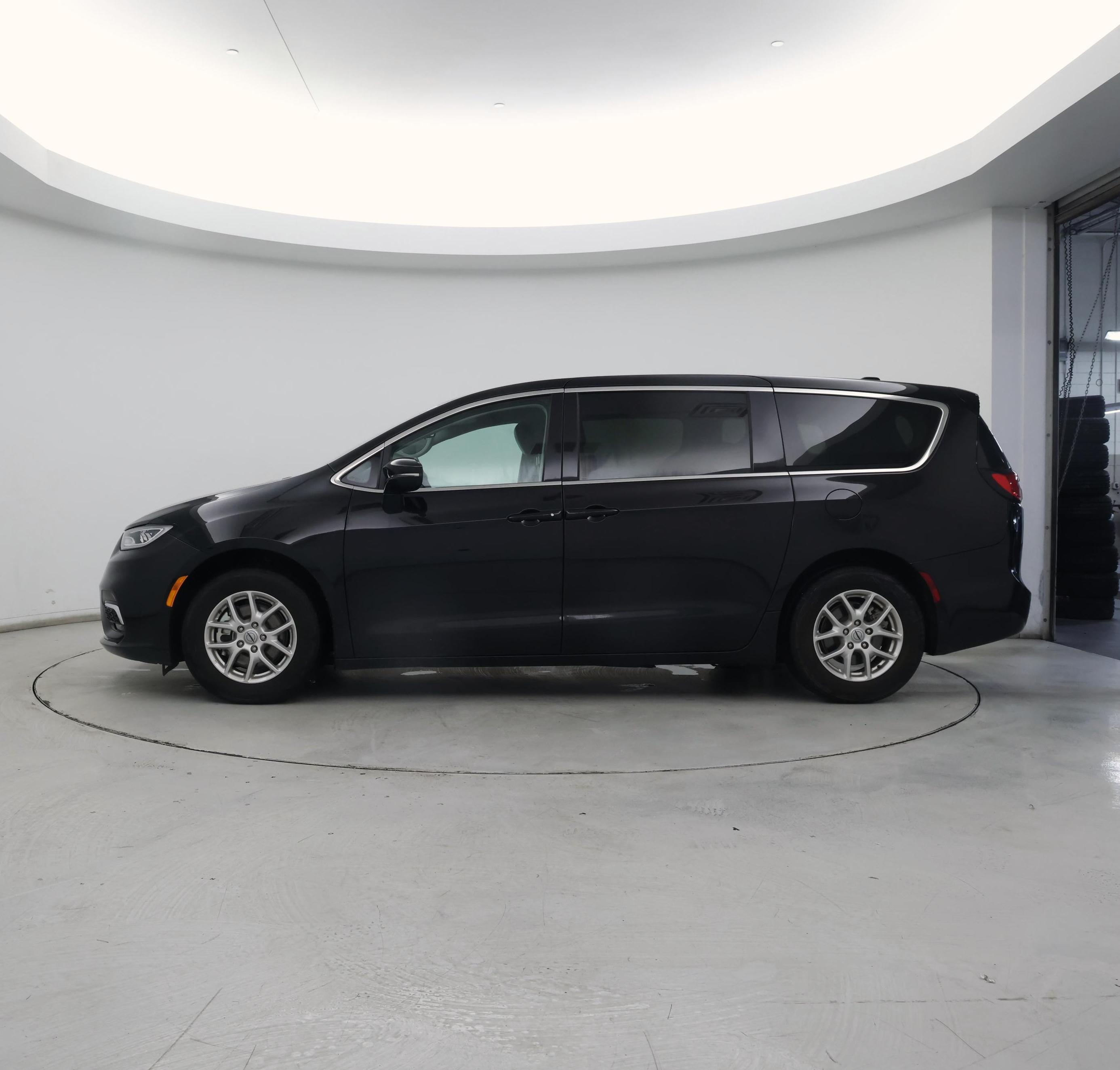 Thumbnail: 2024 Chrysler Pacifica - 3