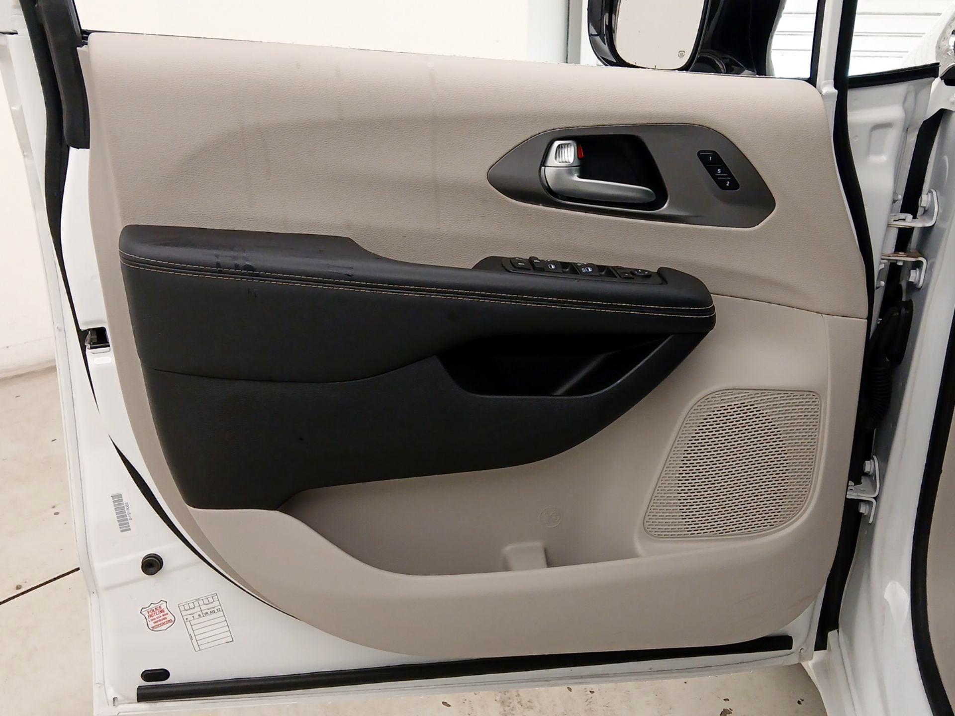 Thumbnail: 2024 Chrysler Pacifica - 12