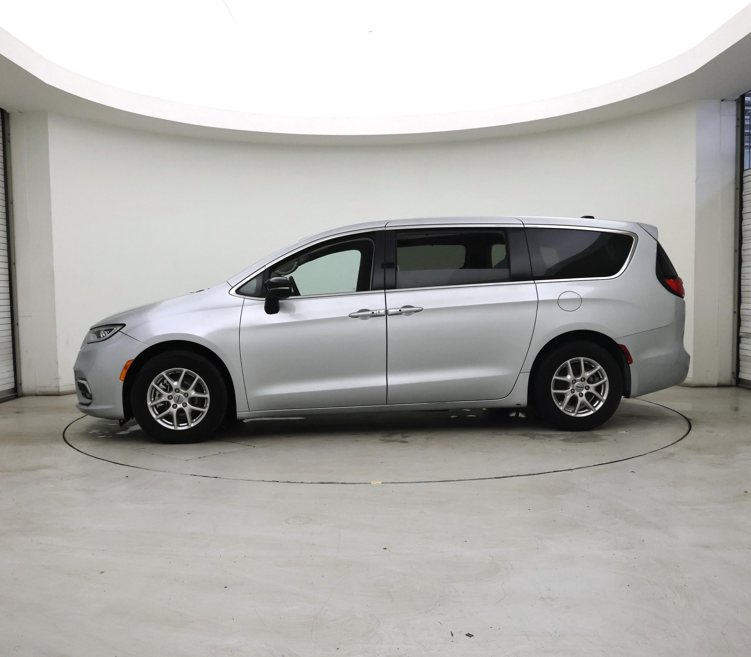 Thumbnail: 2024 Chrysler Pacifica - 3