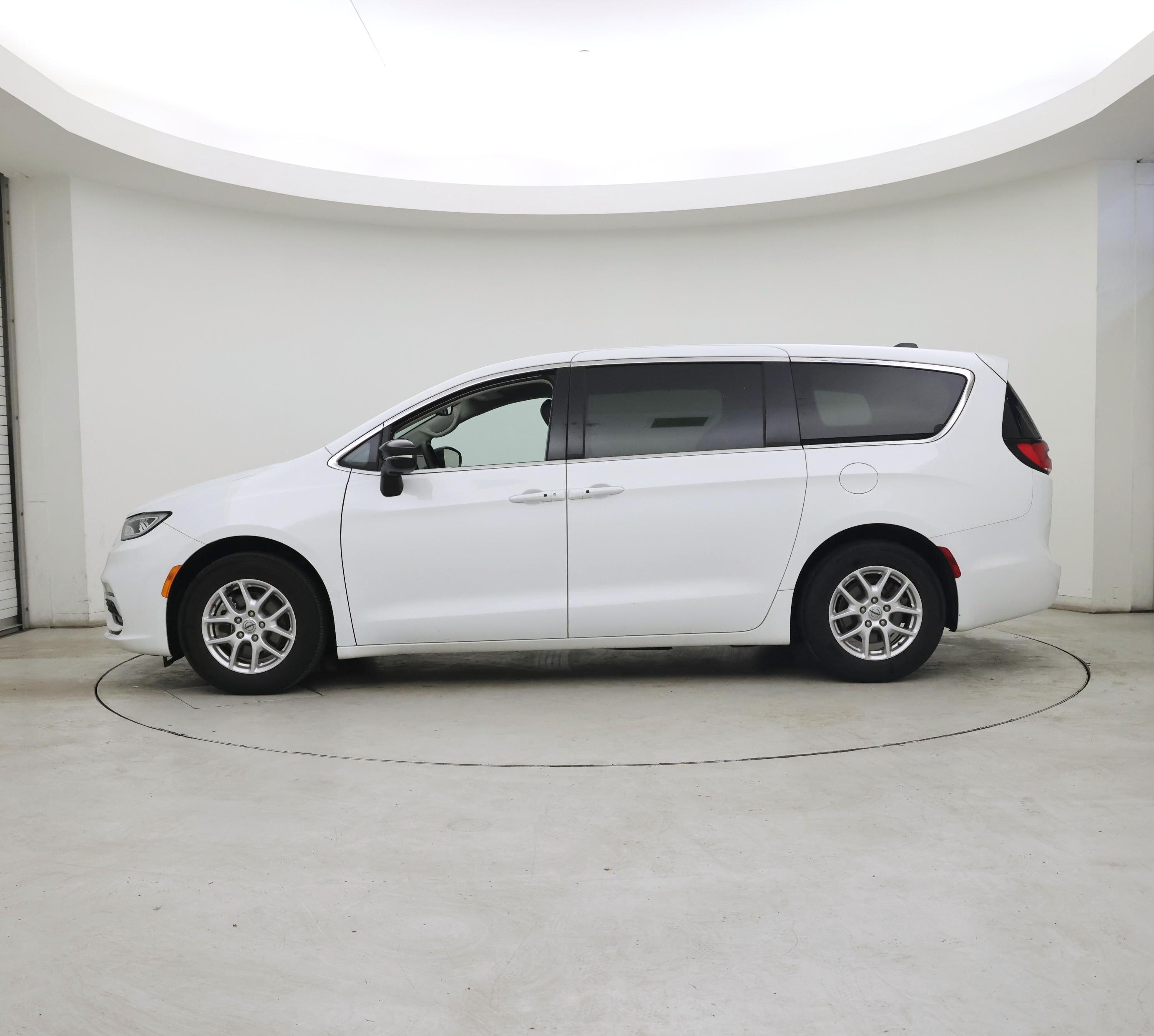 Thumbnail: 2024 Chrysler Pacifica - 3