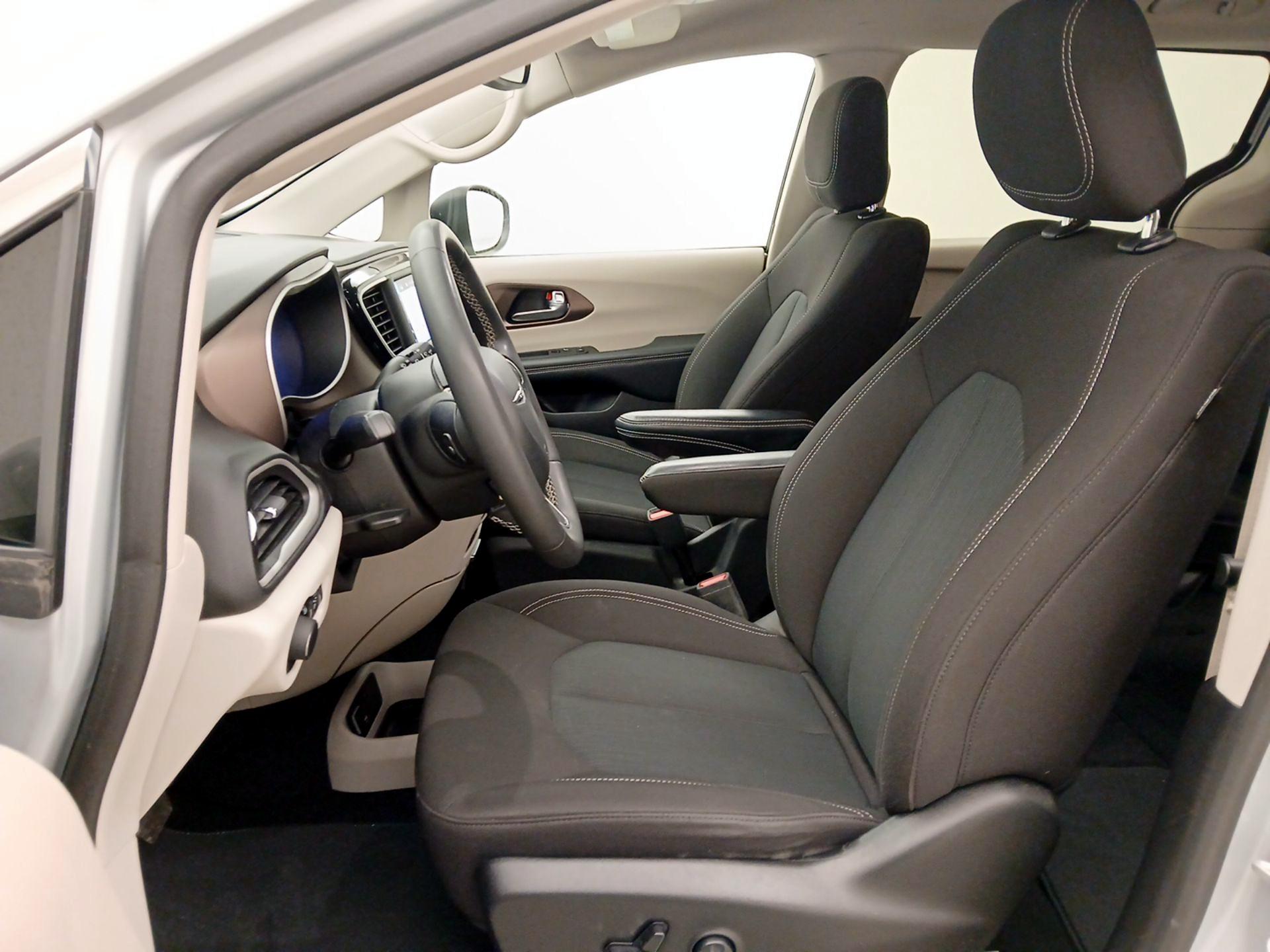 Thumbnail: 2023 Chrysler Voyager - 11