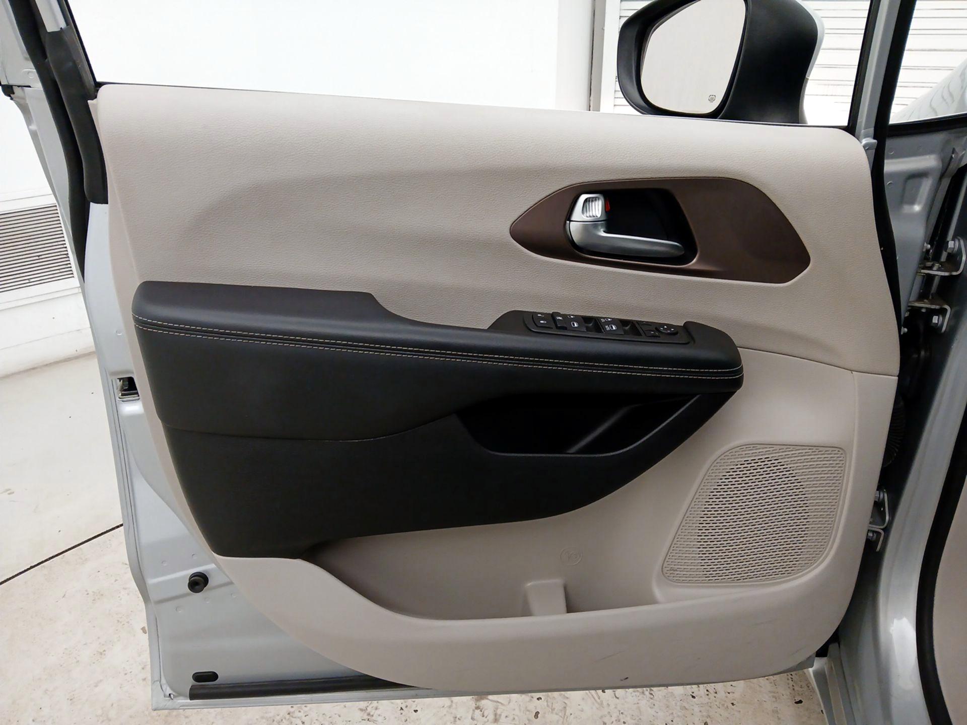 Thumbnail: 2023 Chrysler Voyager - 12