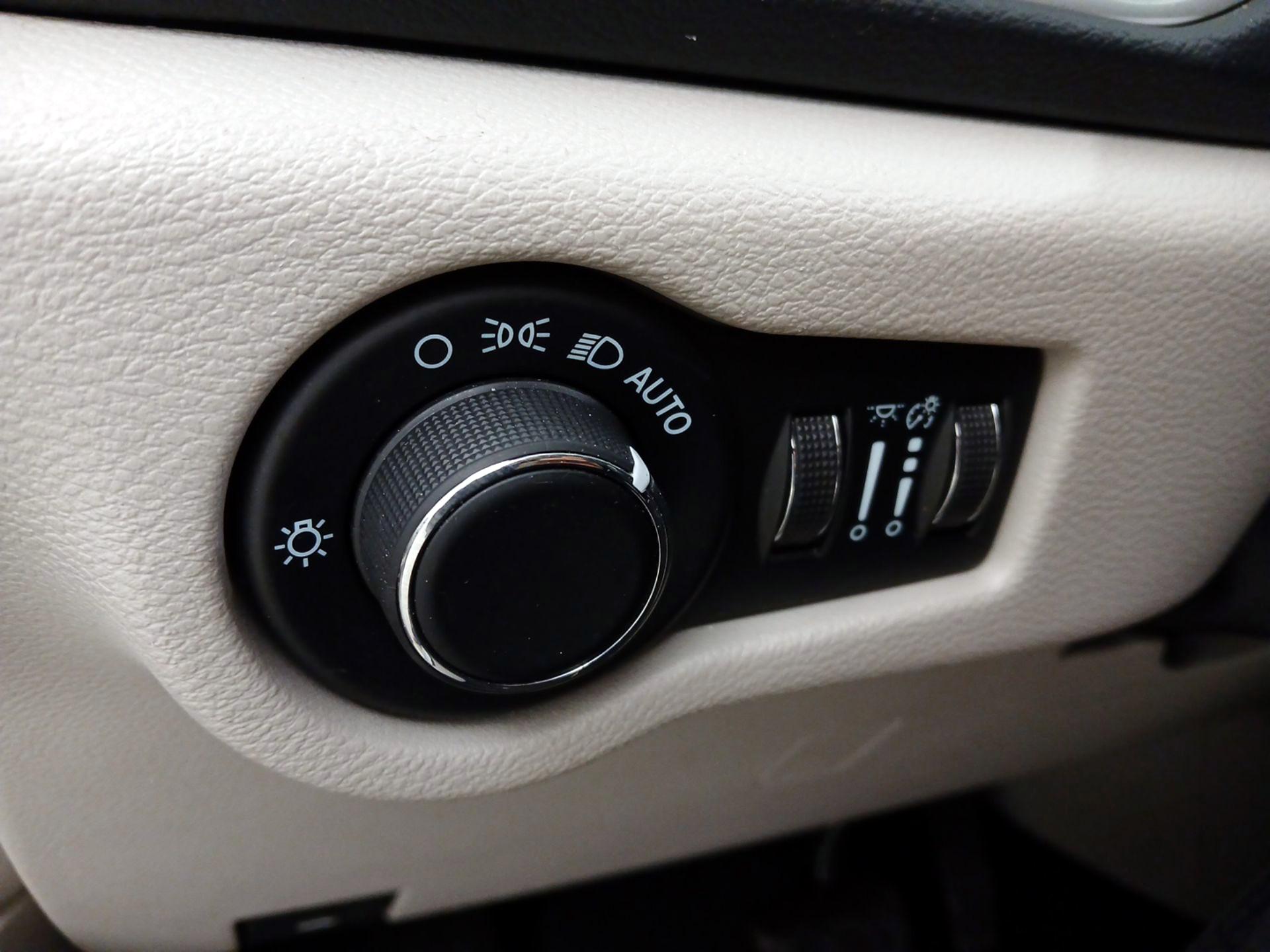 Thumbnail: 2023 Chrysler Voyager - 13