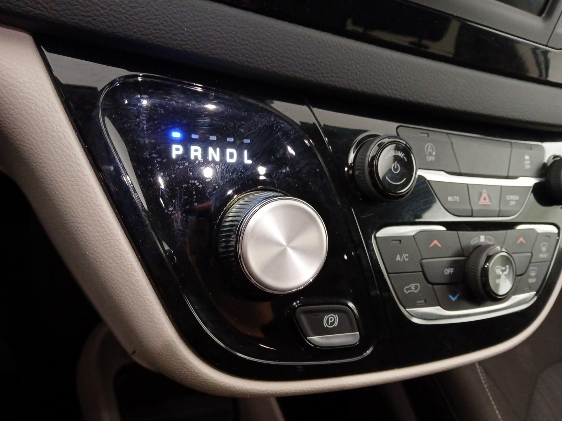 Thumbnail: 2023 Chrysler Voyager - 17