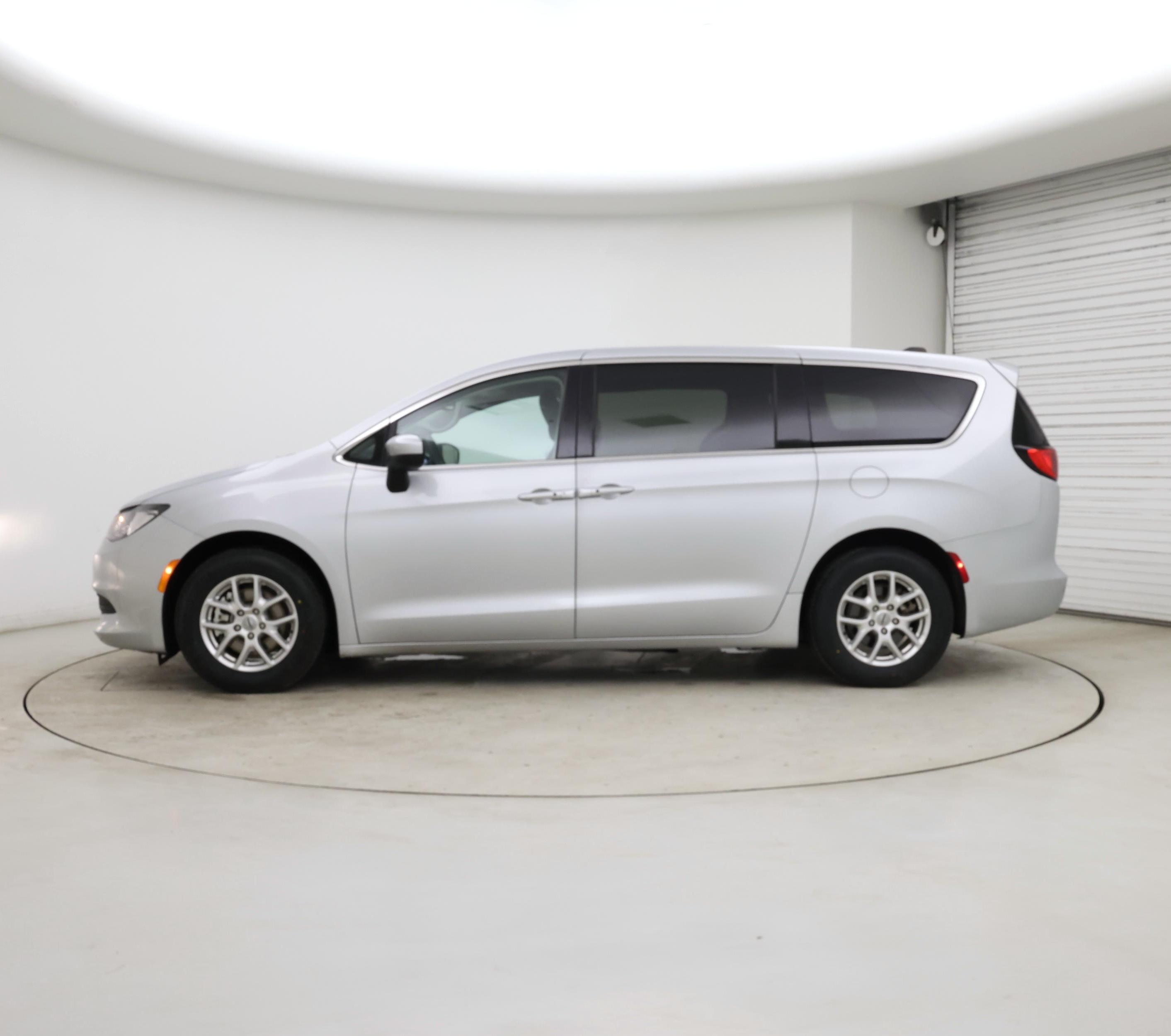 Thumbnail: 2023 Chrysler Voyager - 3