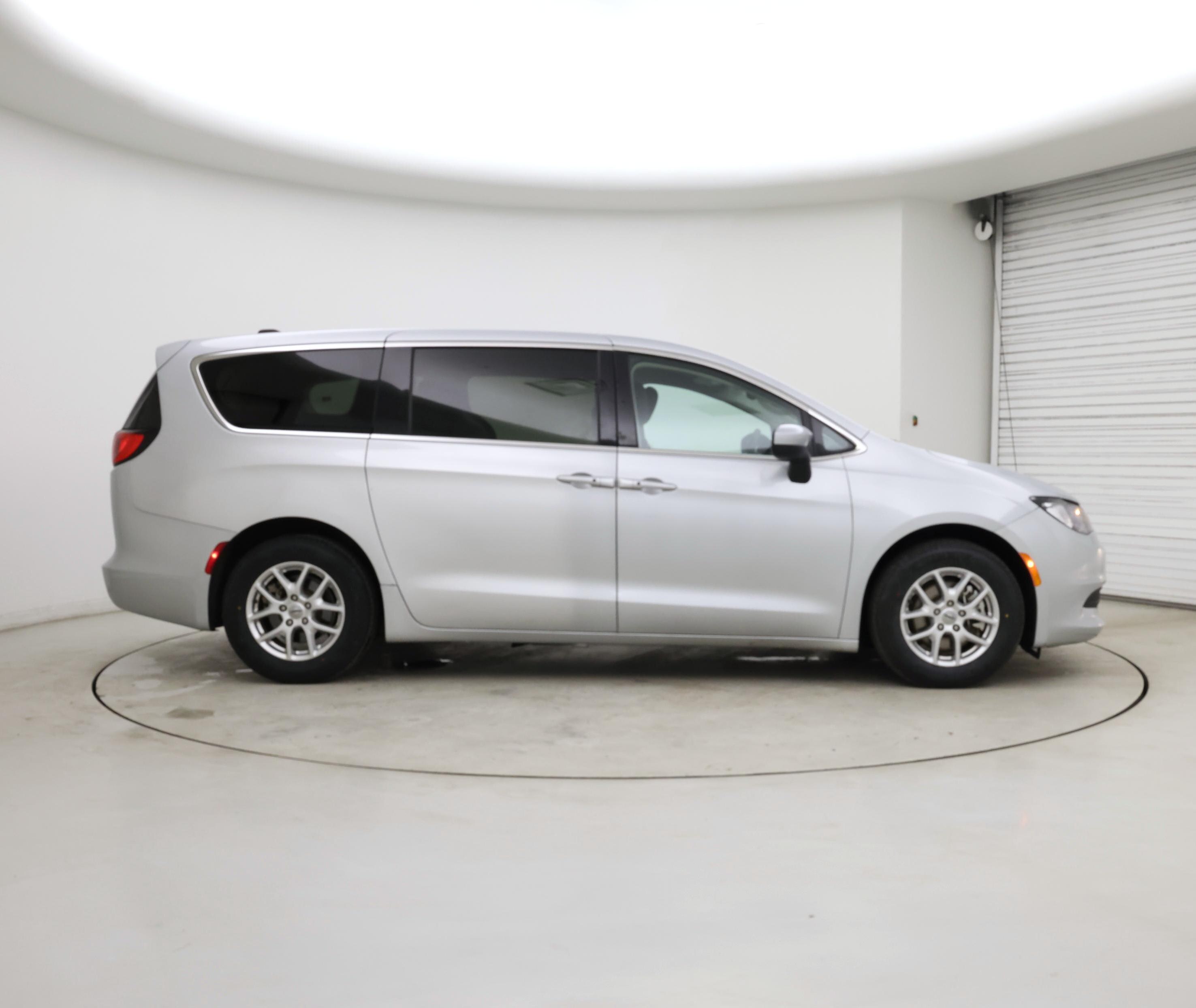 Thumbnail: 2023 Chrysler Voyager - 7