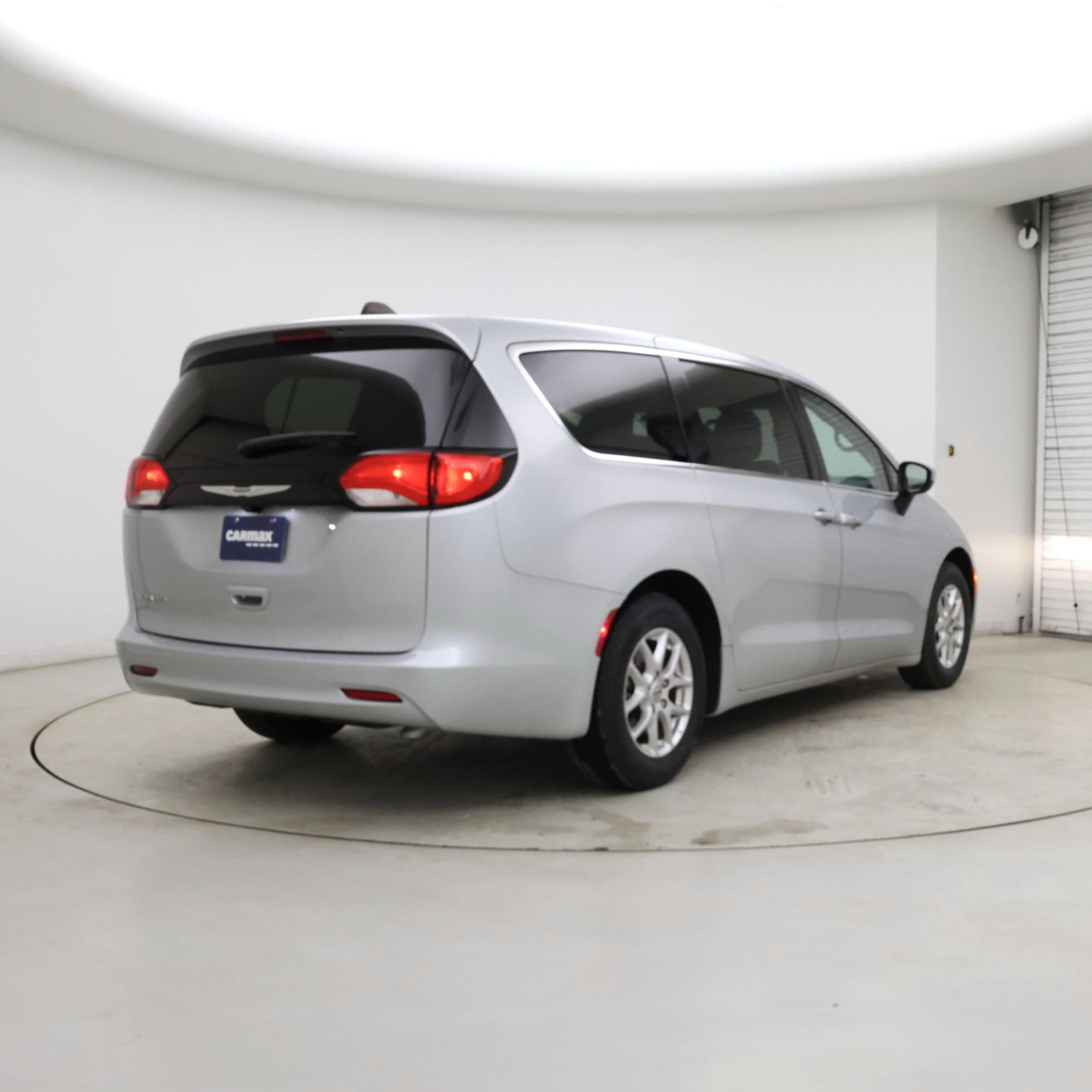 Thumbnail: 2023 Chrysler Voyager - 8