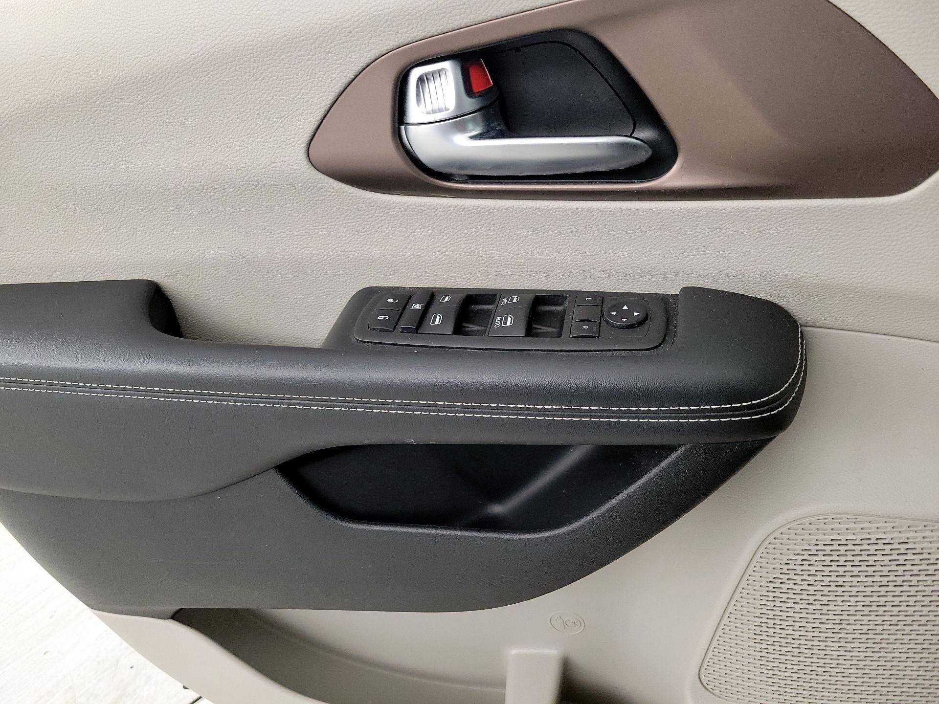 Thumbnail: 2023 Chrysler Voyager - 12