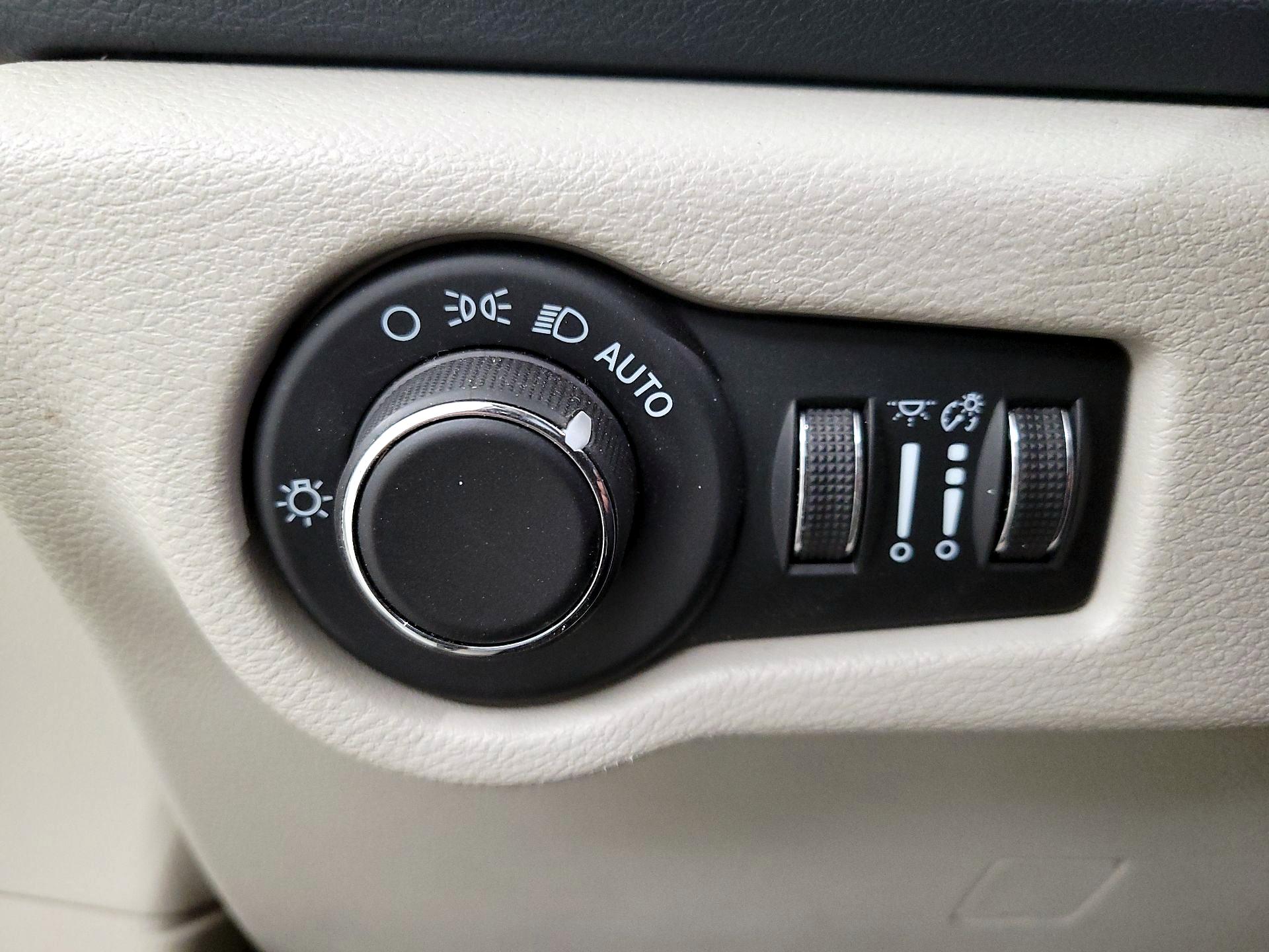 Thumbnail: 2023 Chrysler Voyager - 13