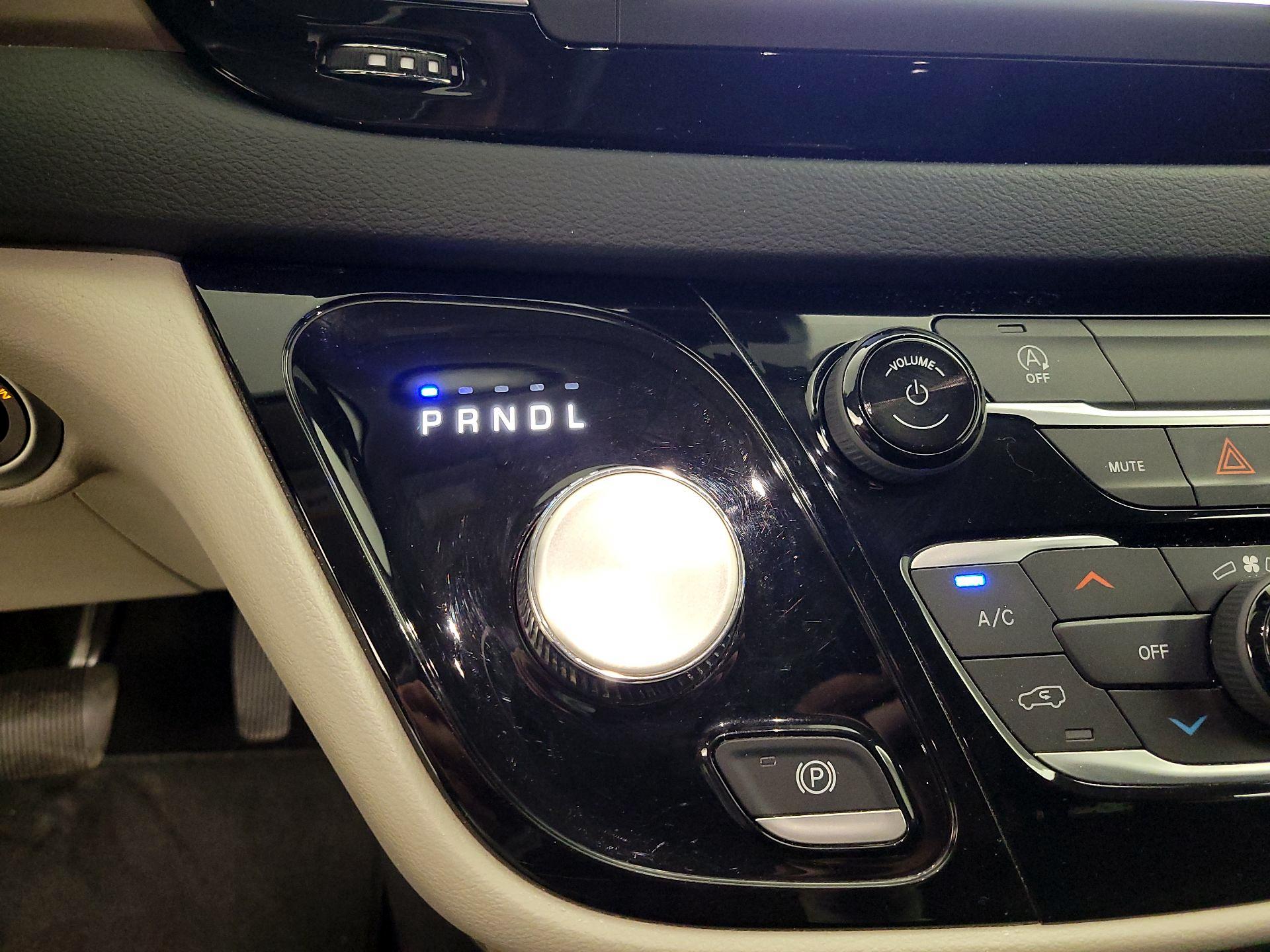 Thumbnail: 2023 Chrysler Voyager - 18