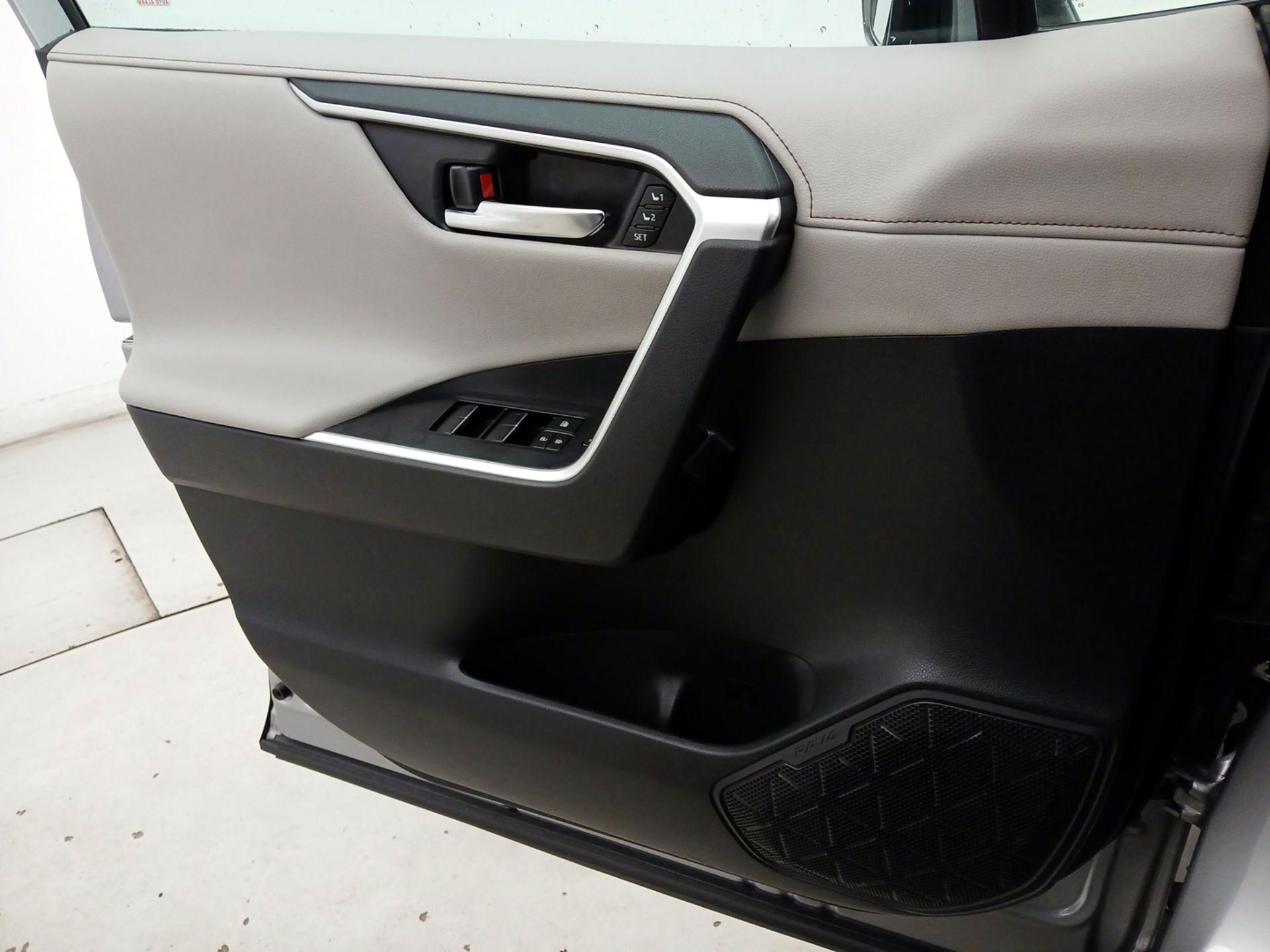 Thumbnail: 2021 Toyota RAV4 - 12