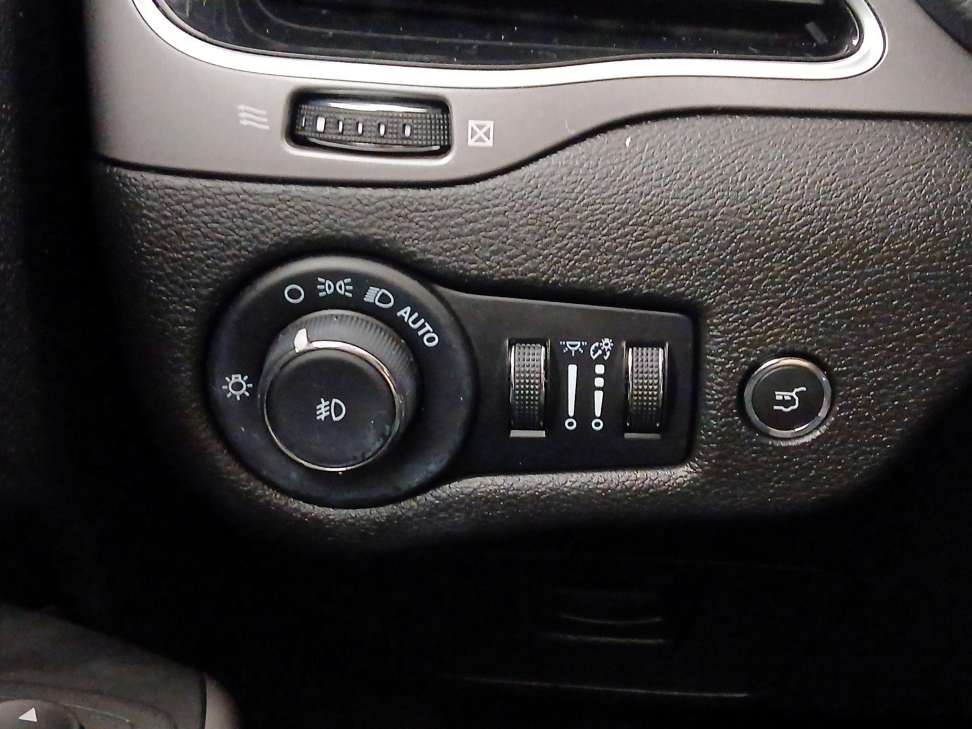 Thumbnail: 2021 Jeep Cherokee - 13