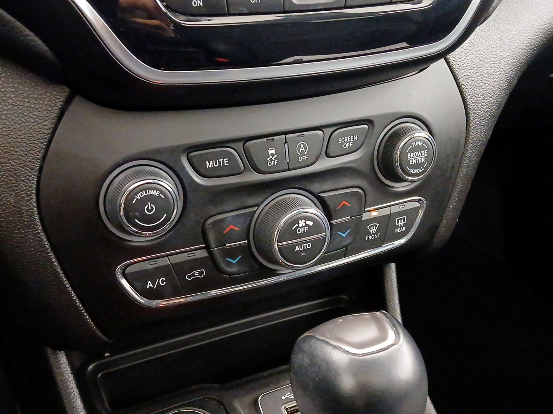 Thumbnail: 2021 Jeep Cherokee - 17