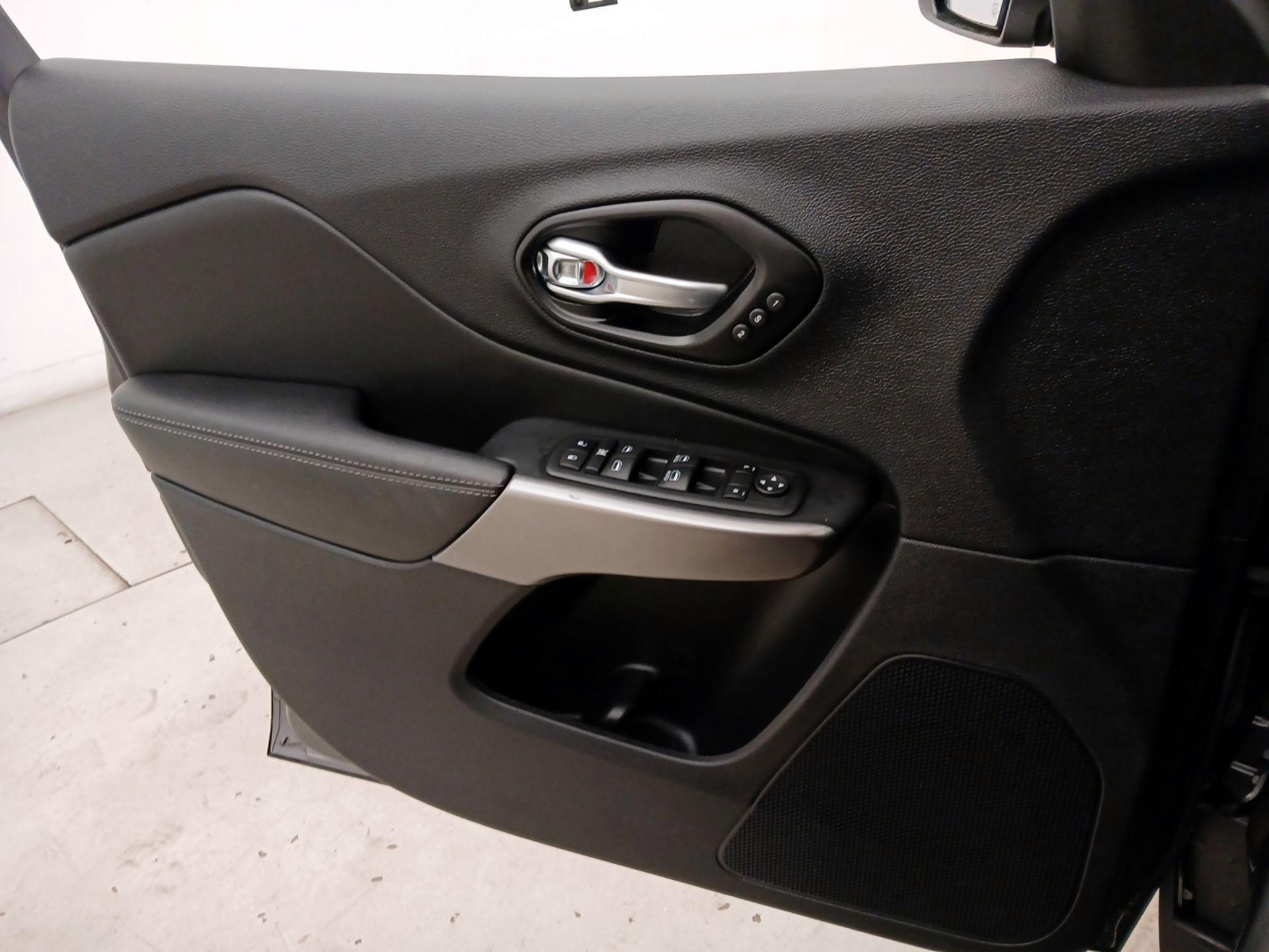 Thumbnail: 2022 Jeep Cherokee - 12