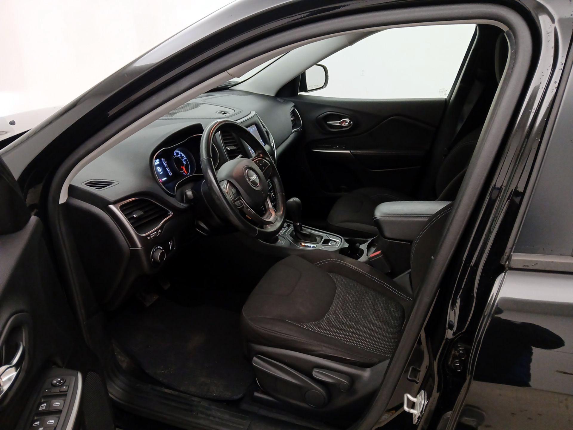 Thumbnail: 2020 Jeep Cherokee - 11