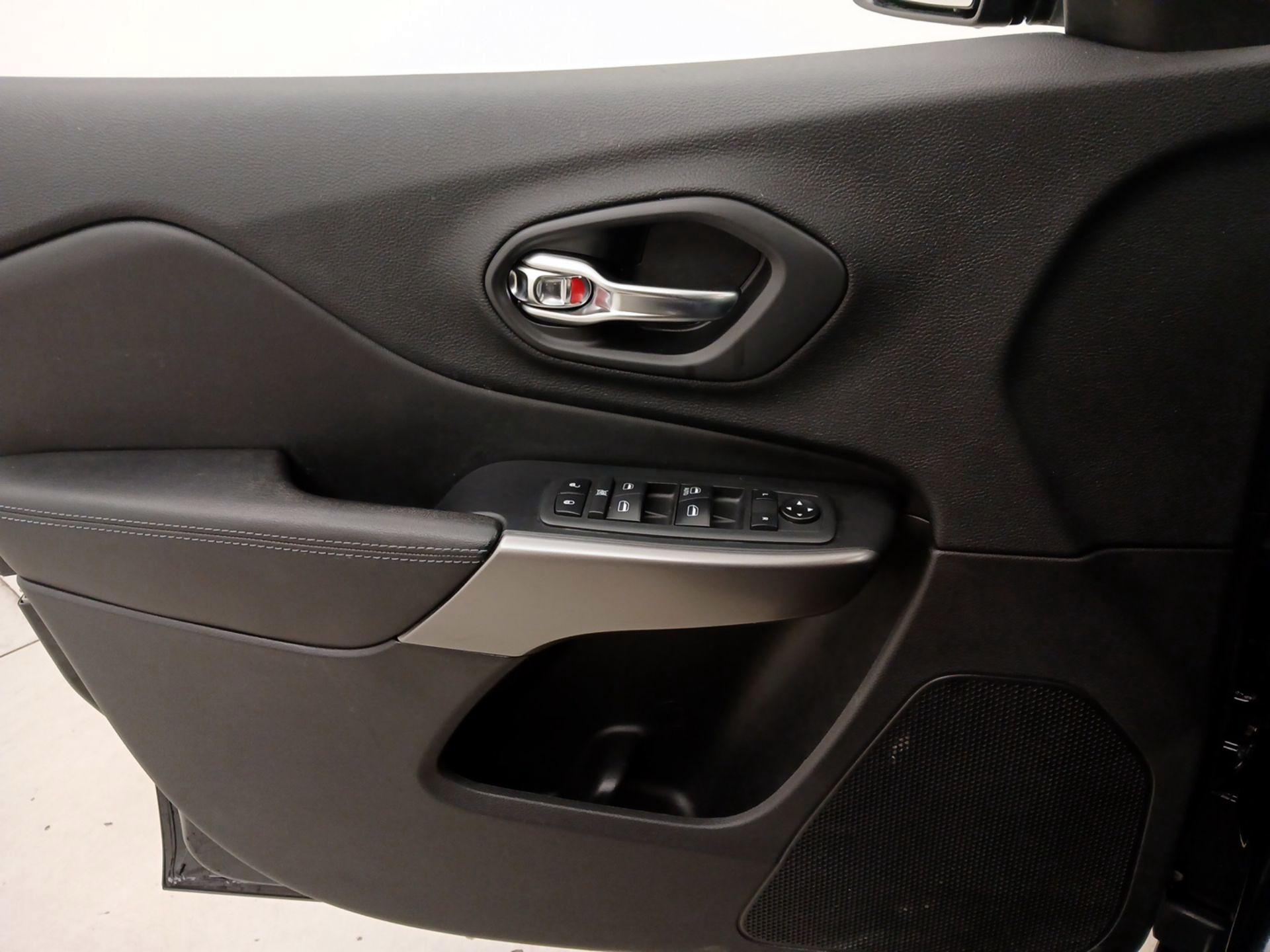 Thumbnail: 2020 Jeep Cherokee - 12