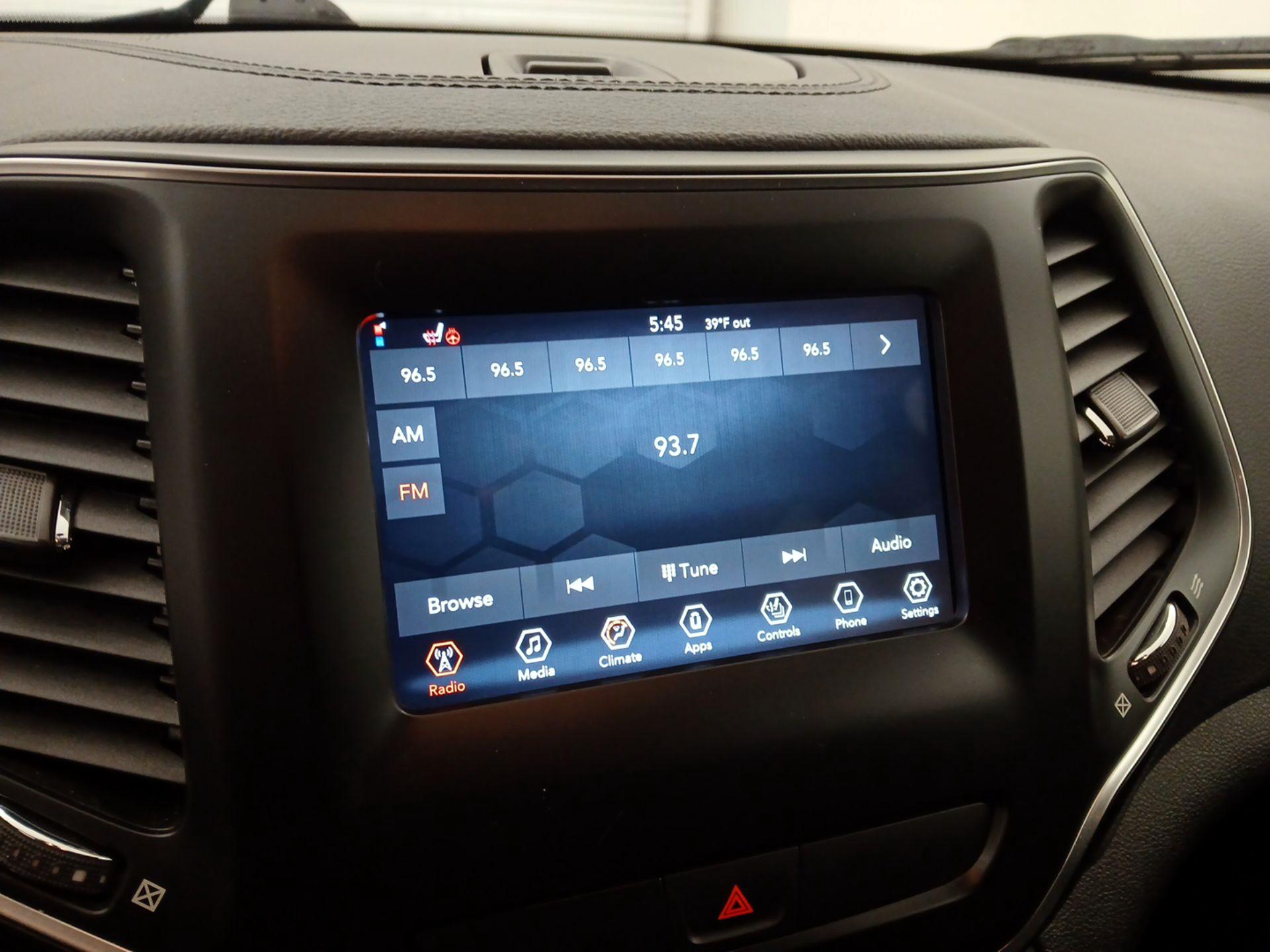 Thumbnail: 2020 Jeep Cherokee - 15