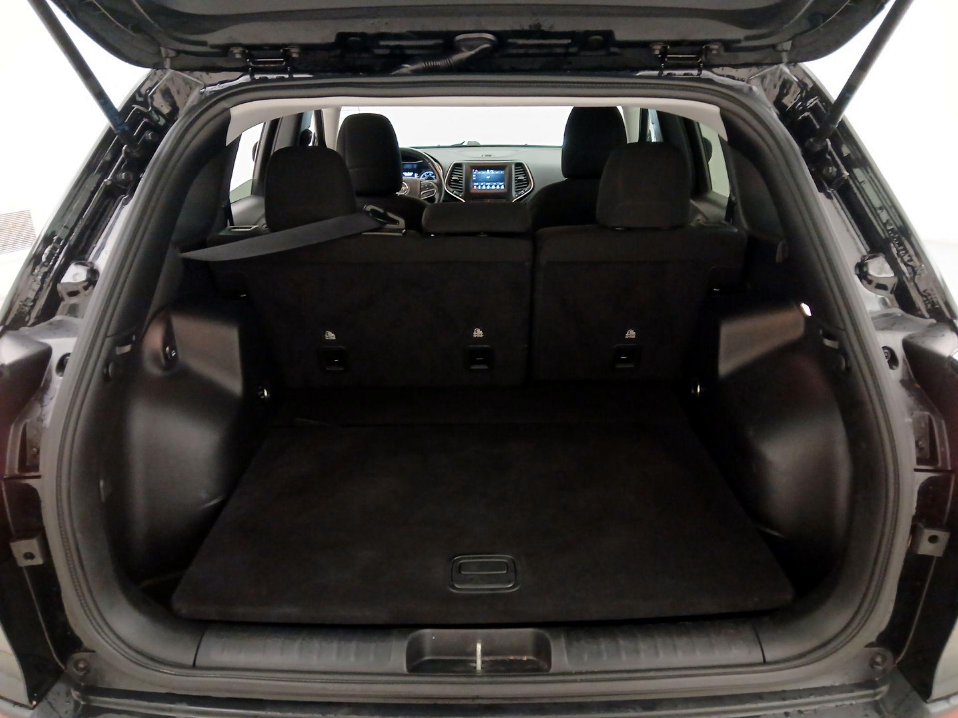 Thumbnail: 2020 Jeep Cherokee - 20