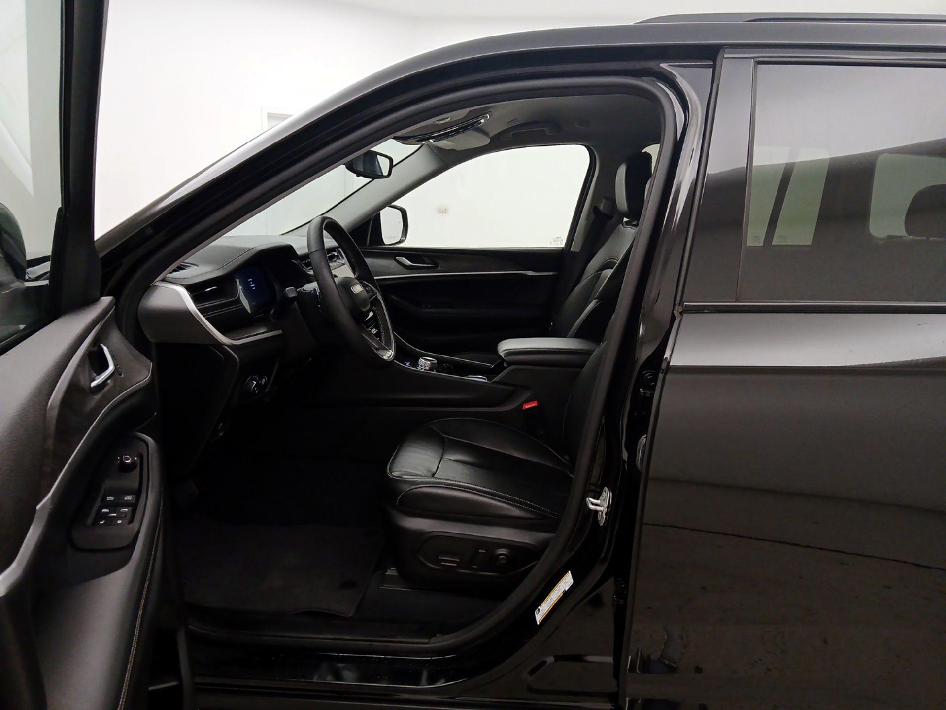 Thumbnail: 2023 Jeep Grand Cherokee - 11