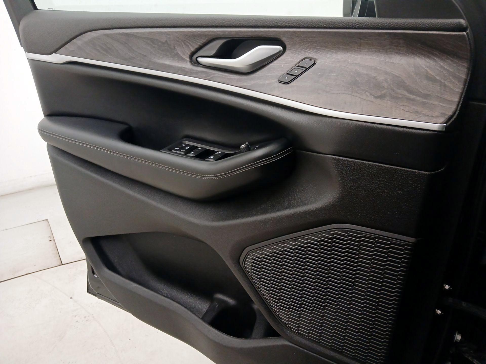 Thumbnail: 2023 Jeep Grand Cherokee - 12