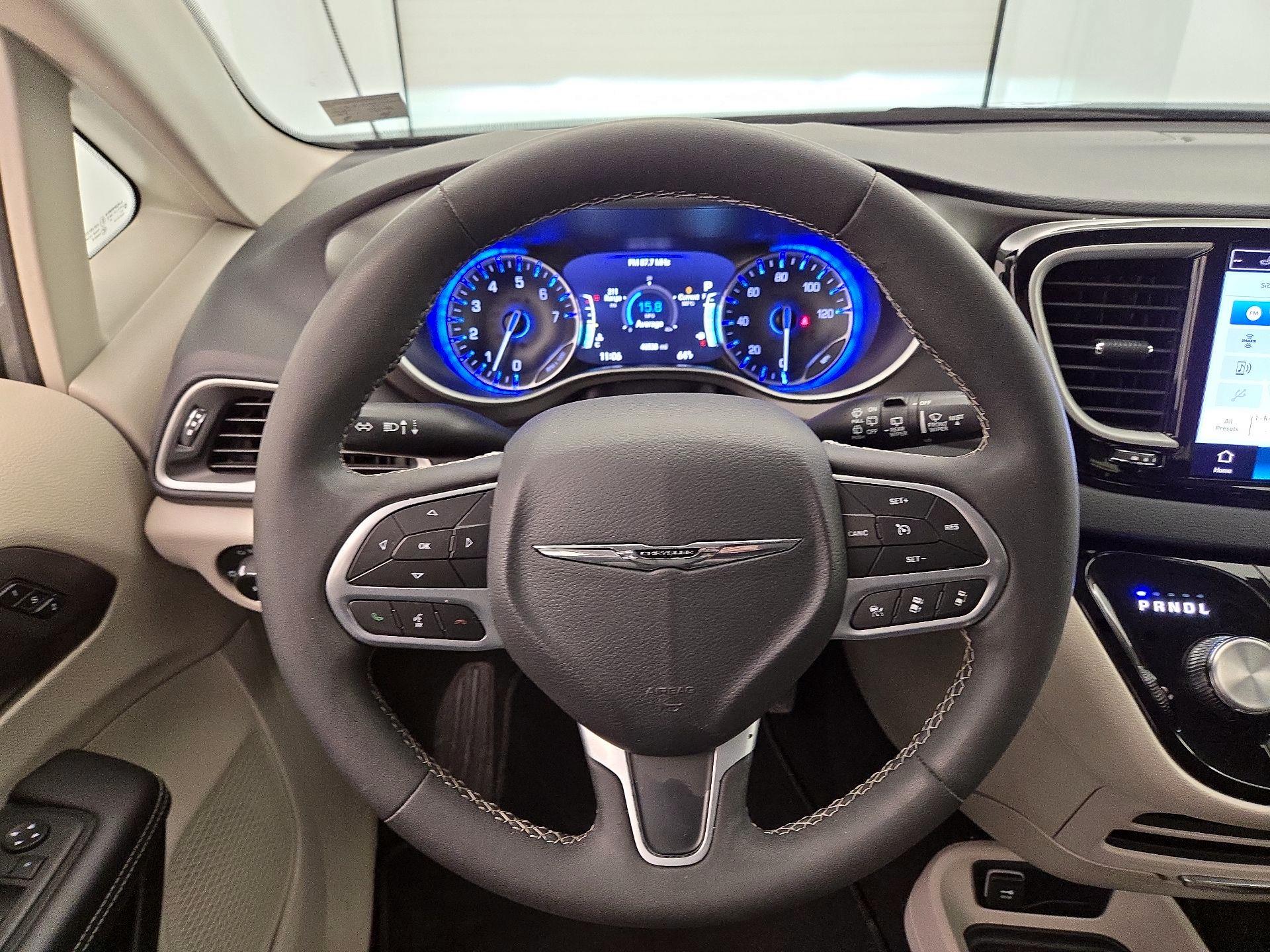 Thumbnail: 2023 Chrysler Pacifica - 10