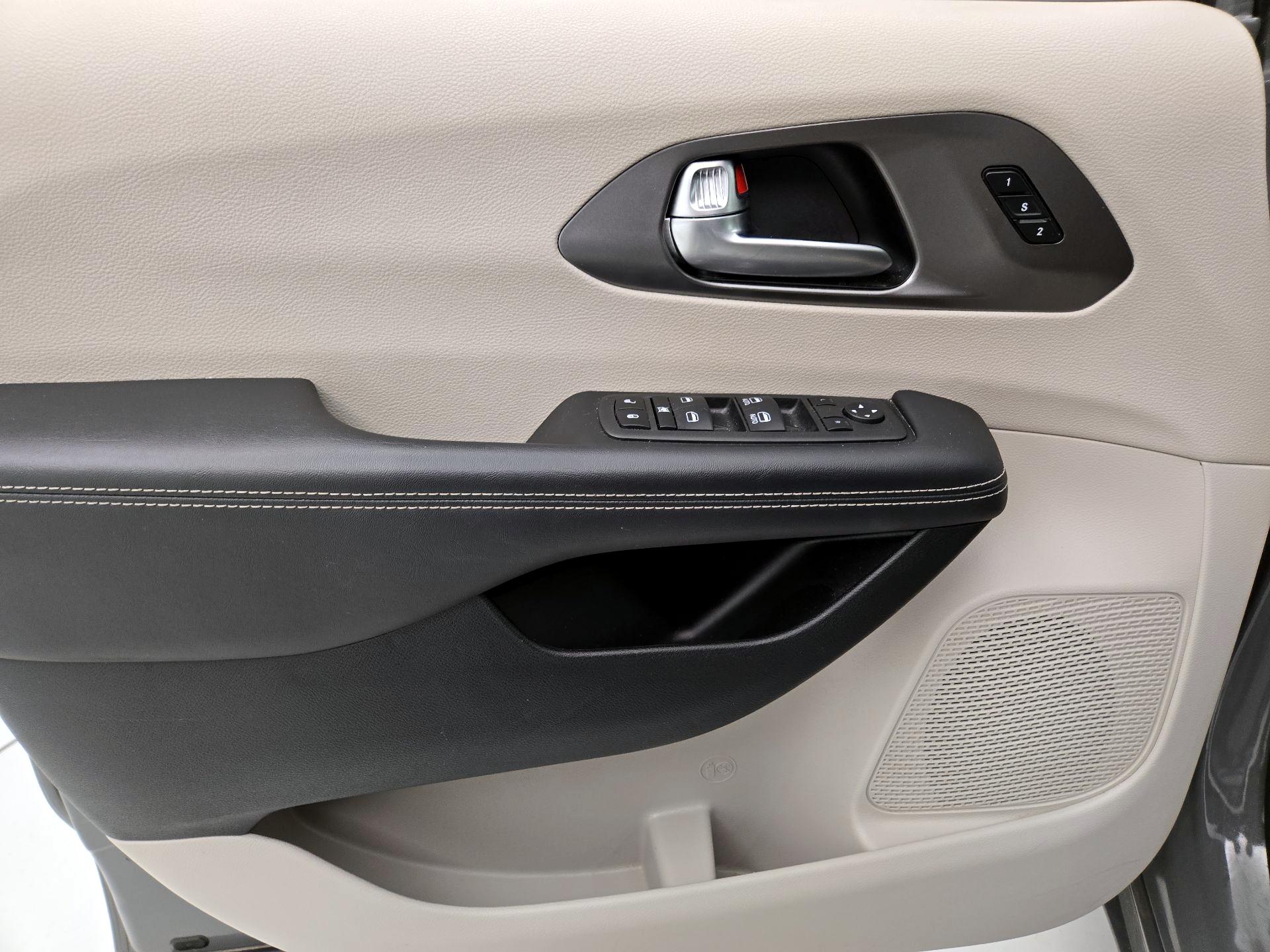 Thumbnail: 2023 Chrysler Pacifica - 12