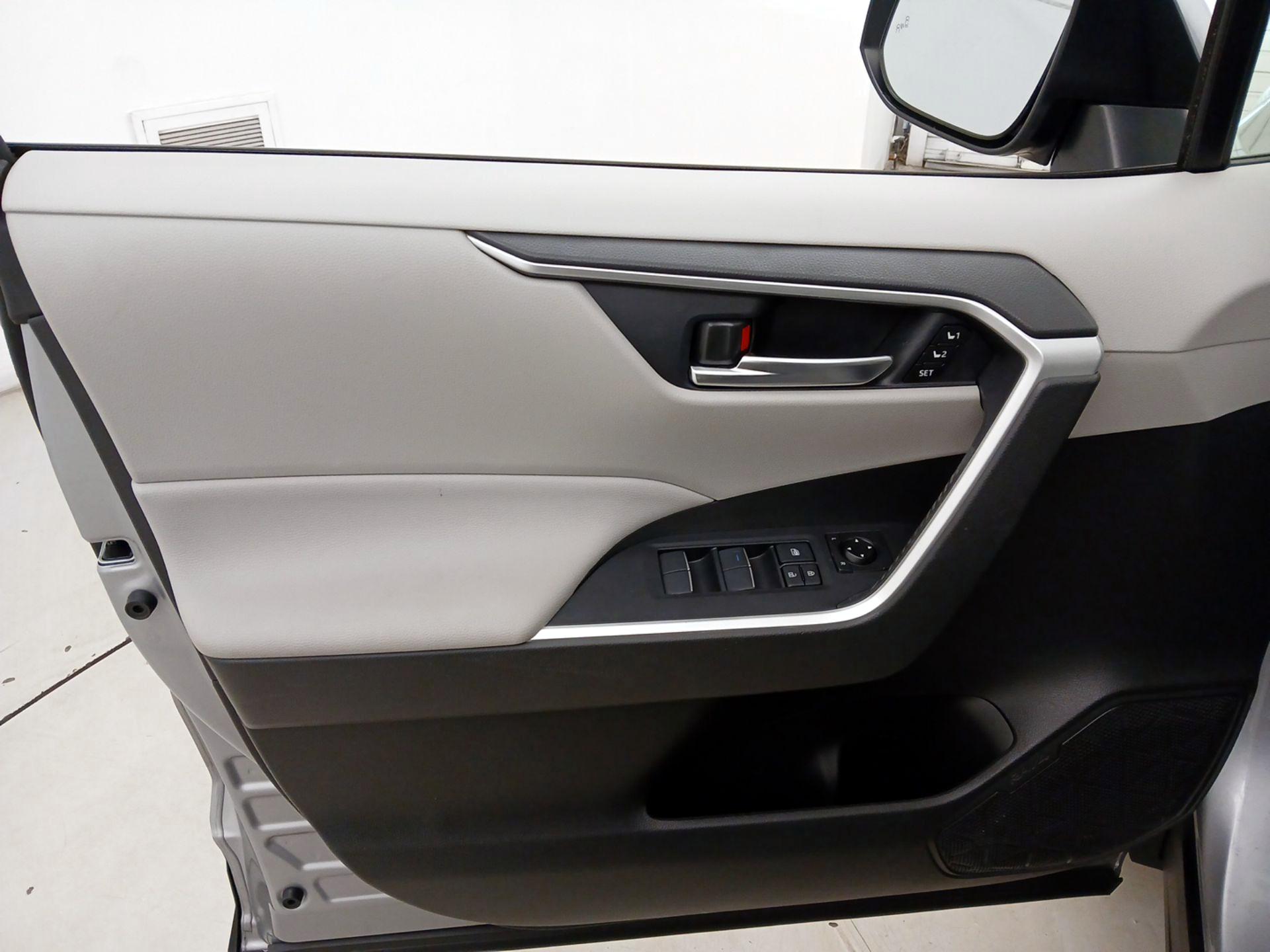 Thumbnail: 2021 Toyota RAV4 - 12