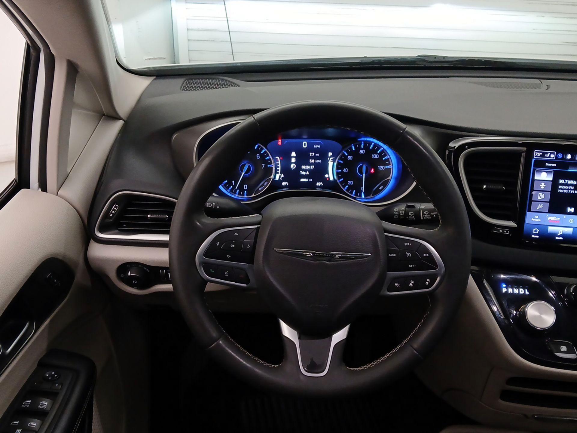 Thumbnail: 2023 Chrysler Pacifica - 10