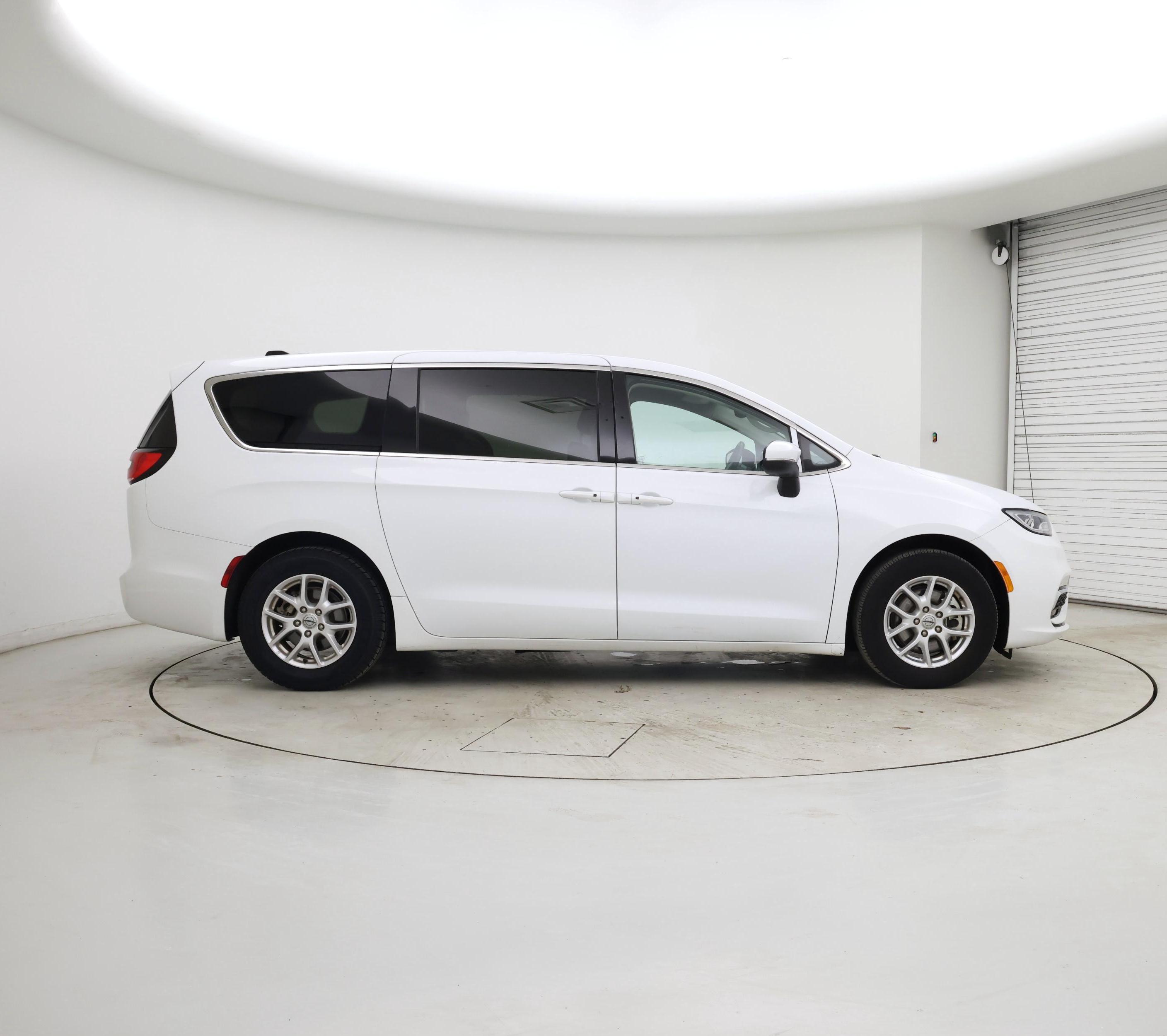 Thumbnail: 2023 Chrysler Pacifica - 7