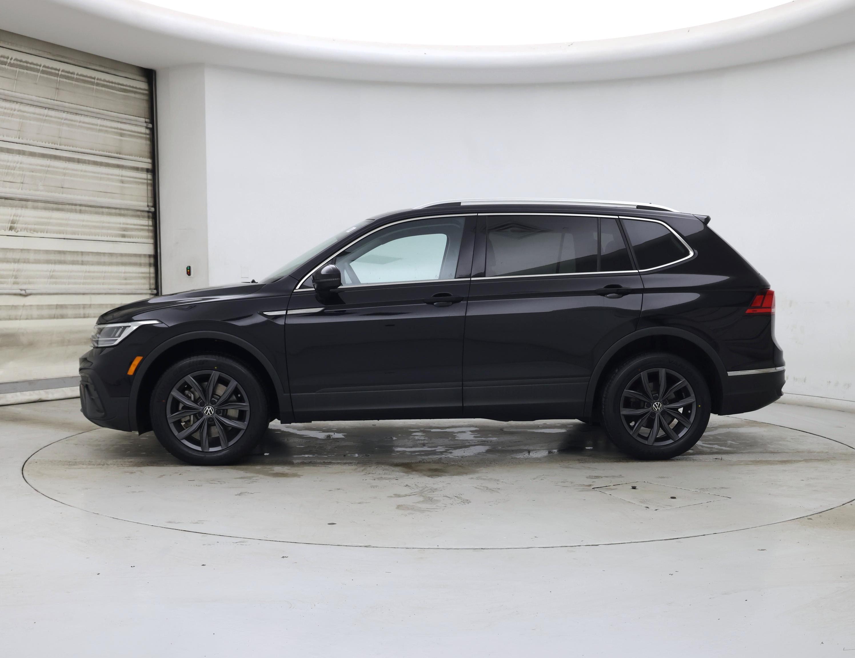 Thumbnail: 2022 Volkswagen Tiguan - 3